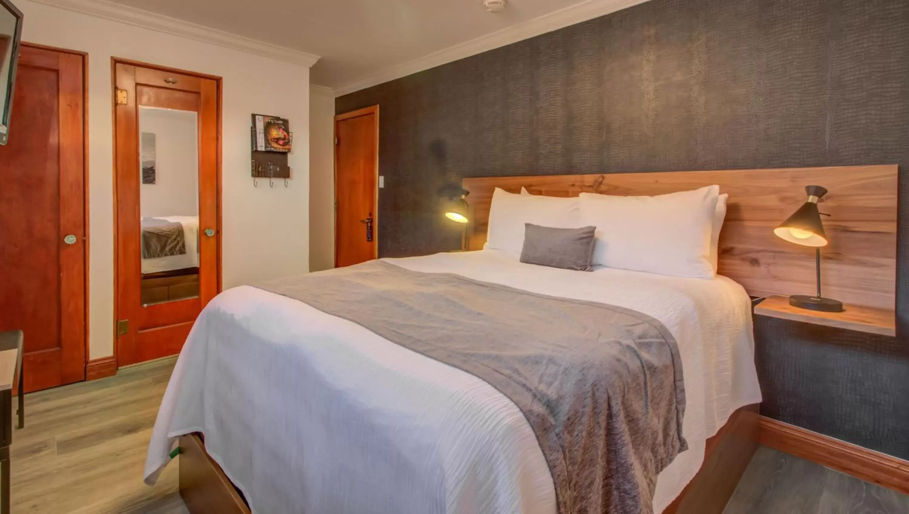 Double Diamond Pet Friendly Room with 1 Queen Bed in The Bristol Hotel Double Diamond Pet Friendly Room with 1 Queen Bed in The Bristol Hotel