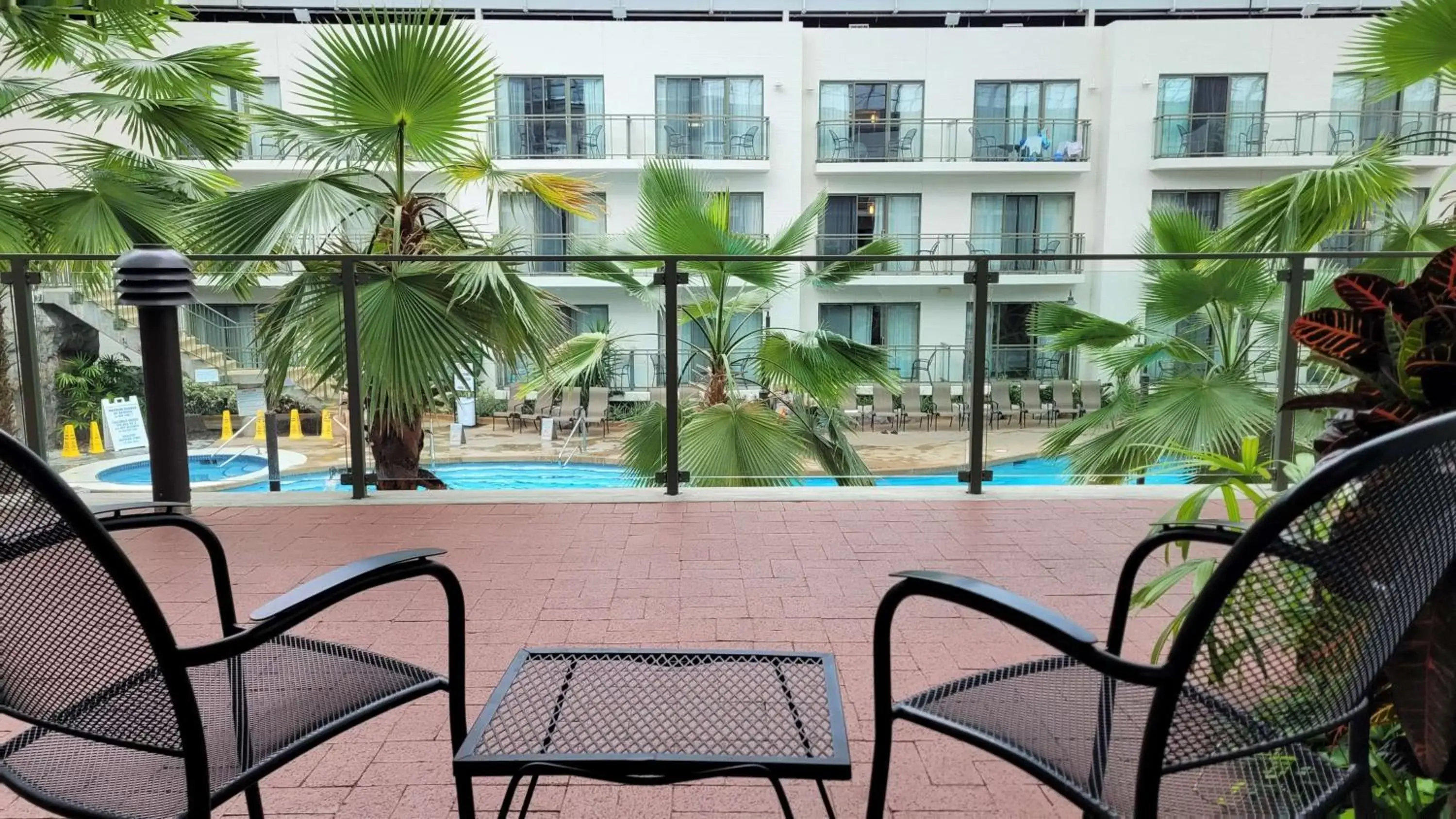 Queen Suite with Sofa Bed and Jetted Tub - Patio/Atrium View in Best Western Plus Lamplighter Inn & Conference Centre Queen Suite with Sofa Bed and Jetted Tub - Patio/Atrium View in Best Western Plus Lamplighter Inn & Conference Centre