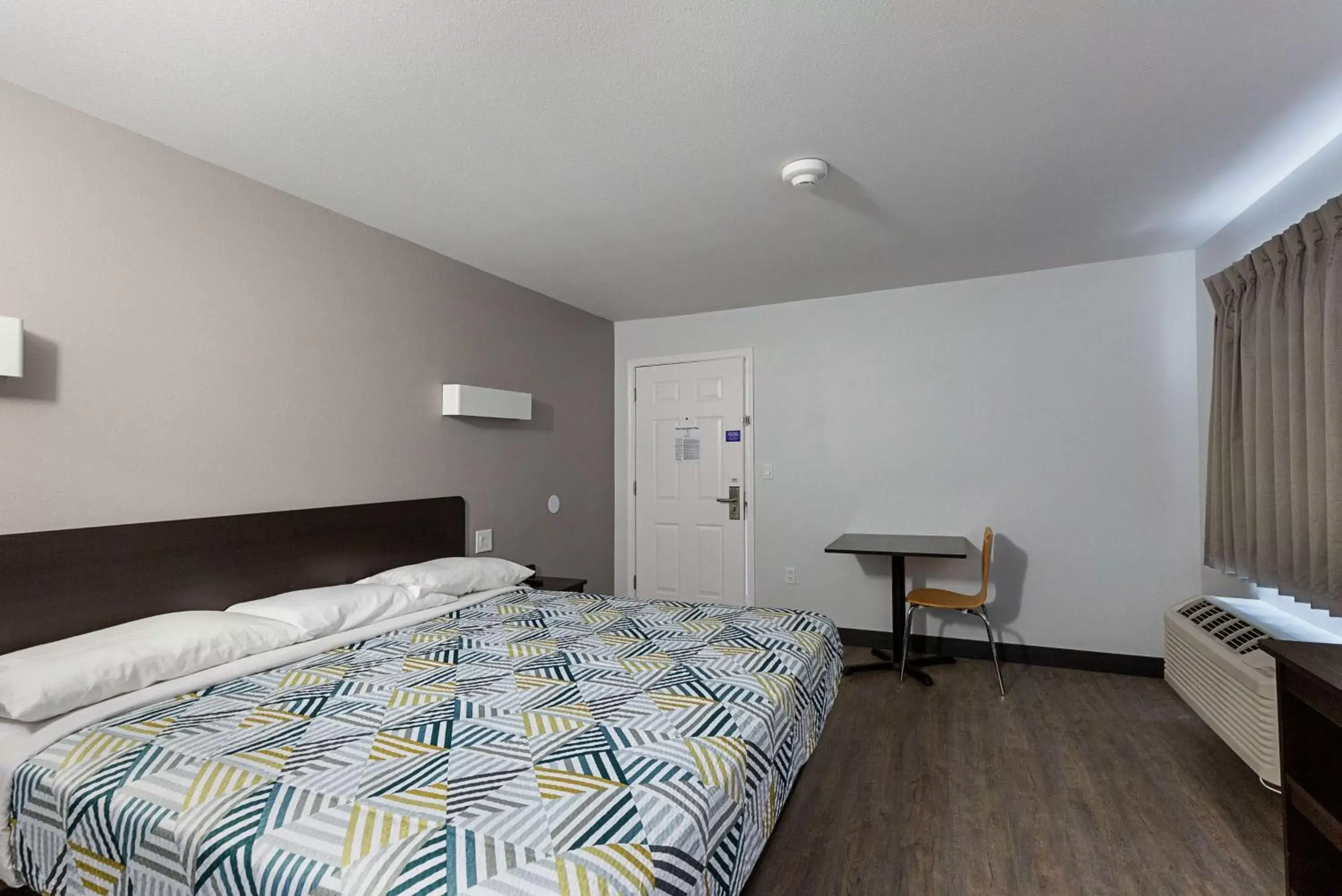 Deluxe Queen Room - Non-Smoking in Motel 6-Show Low, AZ Deluxe Queen Room - Non-Smoking in Motel 6-Show Low, AZ