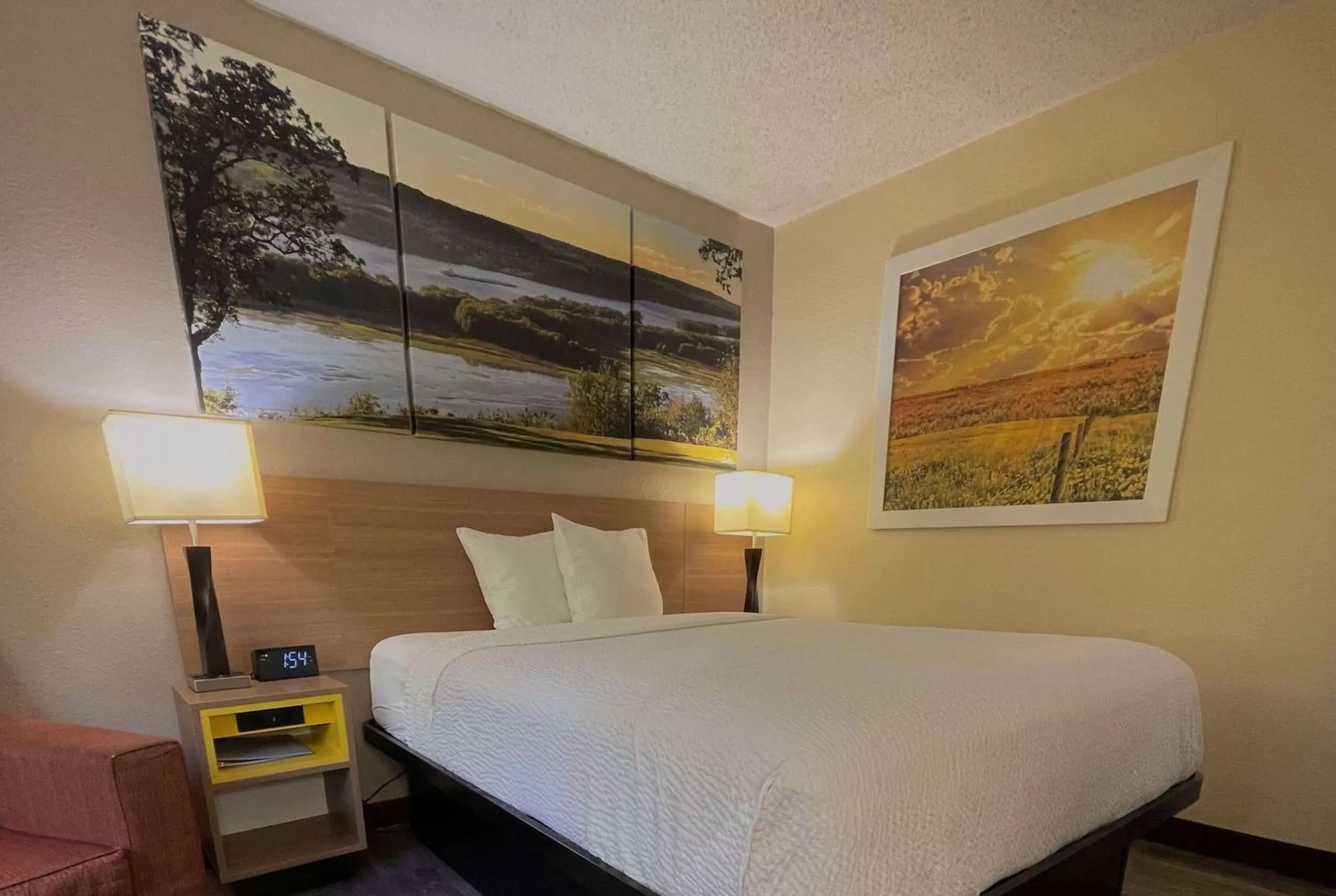 Queen Room - Disability Access - Non-Smoking in Days Inn & Suites by Wyndham Kaukauna WI Queen Room - Disability Access - Non-Smoking in Days Inn & Suites by Wyndham Kaukauna WI