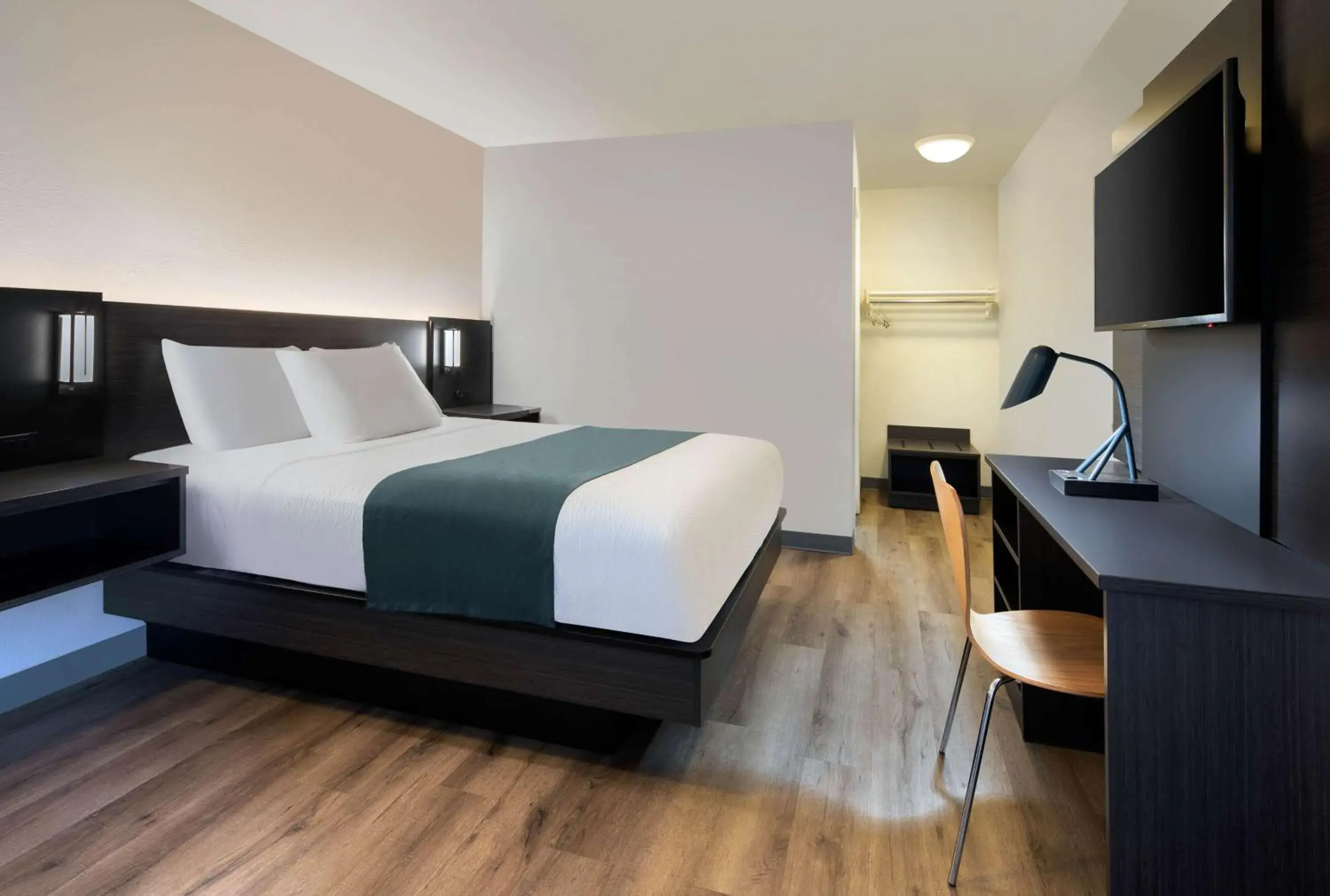 Queen Room - Disability Access - Roll in Shower in Motel 6-Woodland, CA Sacramento Airport Queen Room - Disability Access - Roll in Shower in Motel 6-Woodland, CA Sacramento Airport