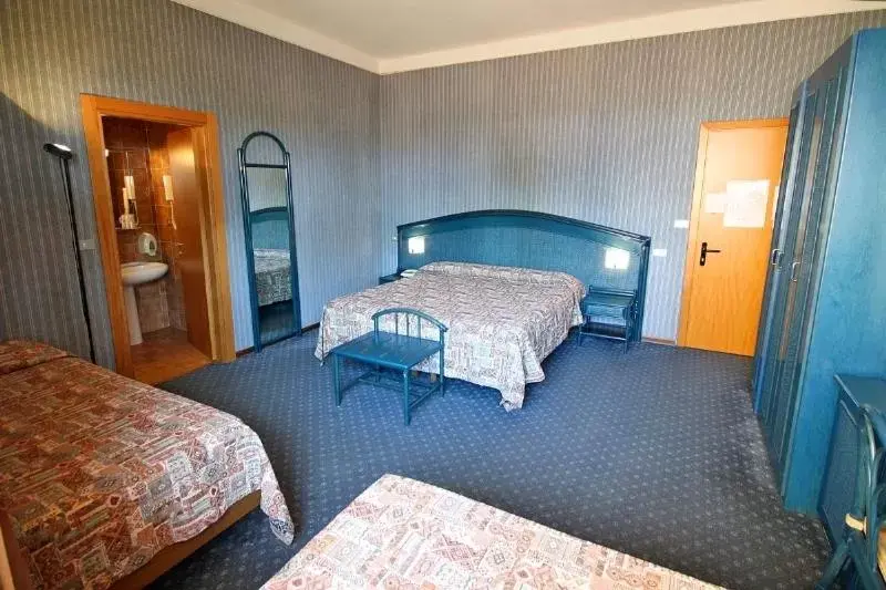 Classic Quadruple Room in Hotel Kristina Classic Quadruple Room in Hotel Kristina