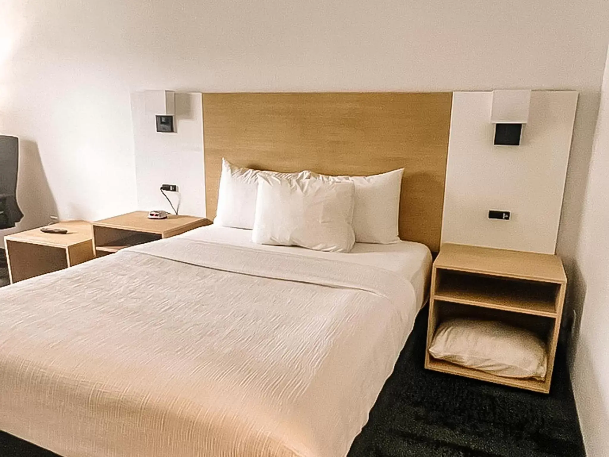 Queen Room - single occupancy - Disability Access in La Place Rendez-Vous Hotel Queen Room - single occupancy - Disability Access in La Place Rendez-Vous Hotel