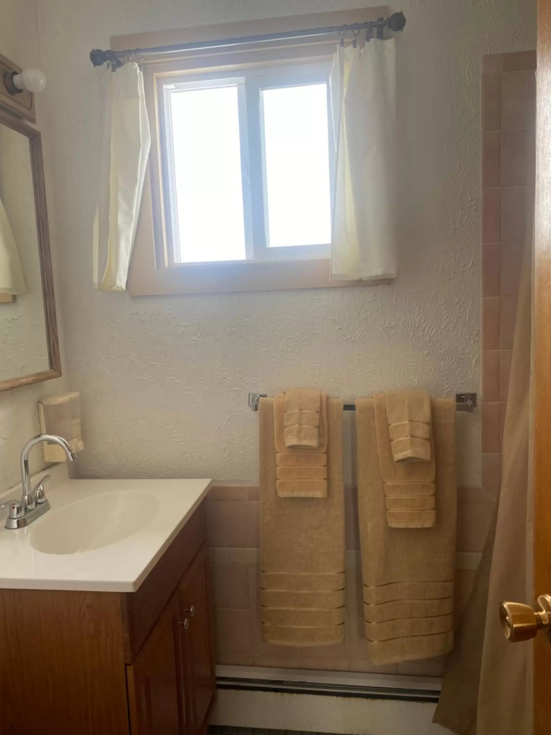 Deluxe Double Room (2 Adults + 1 Child) in Tolsona Lake Lodge Deluxe Double Room (2 Adults + 1 Child) in Tolsona Lake Lodge