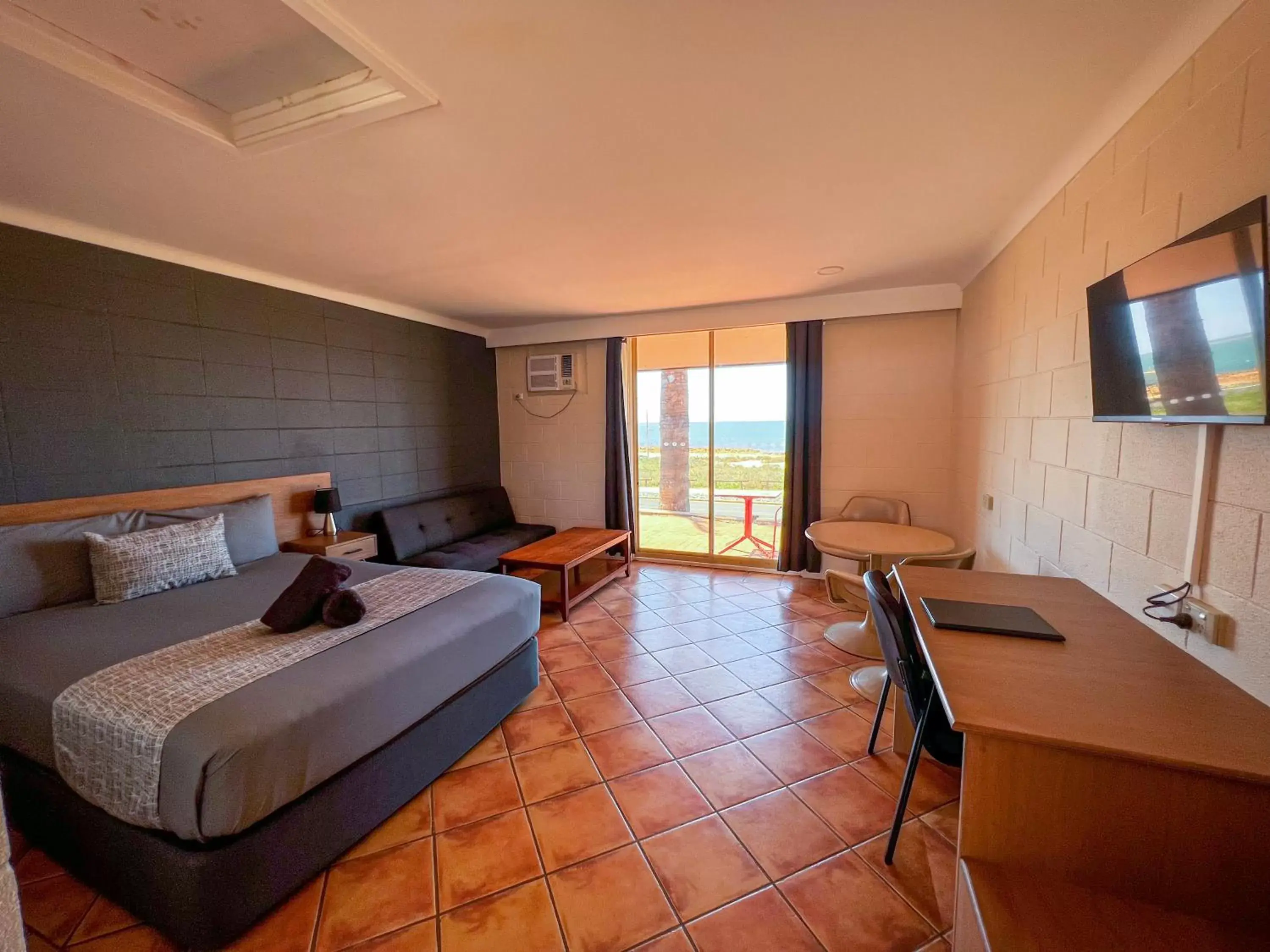 Deluxe Double Room with Sea View in Hospitality Port Hedland Deluxe Double Room with Sea View in Hospitality Port Hedland