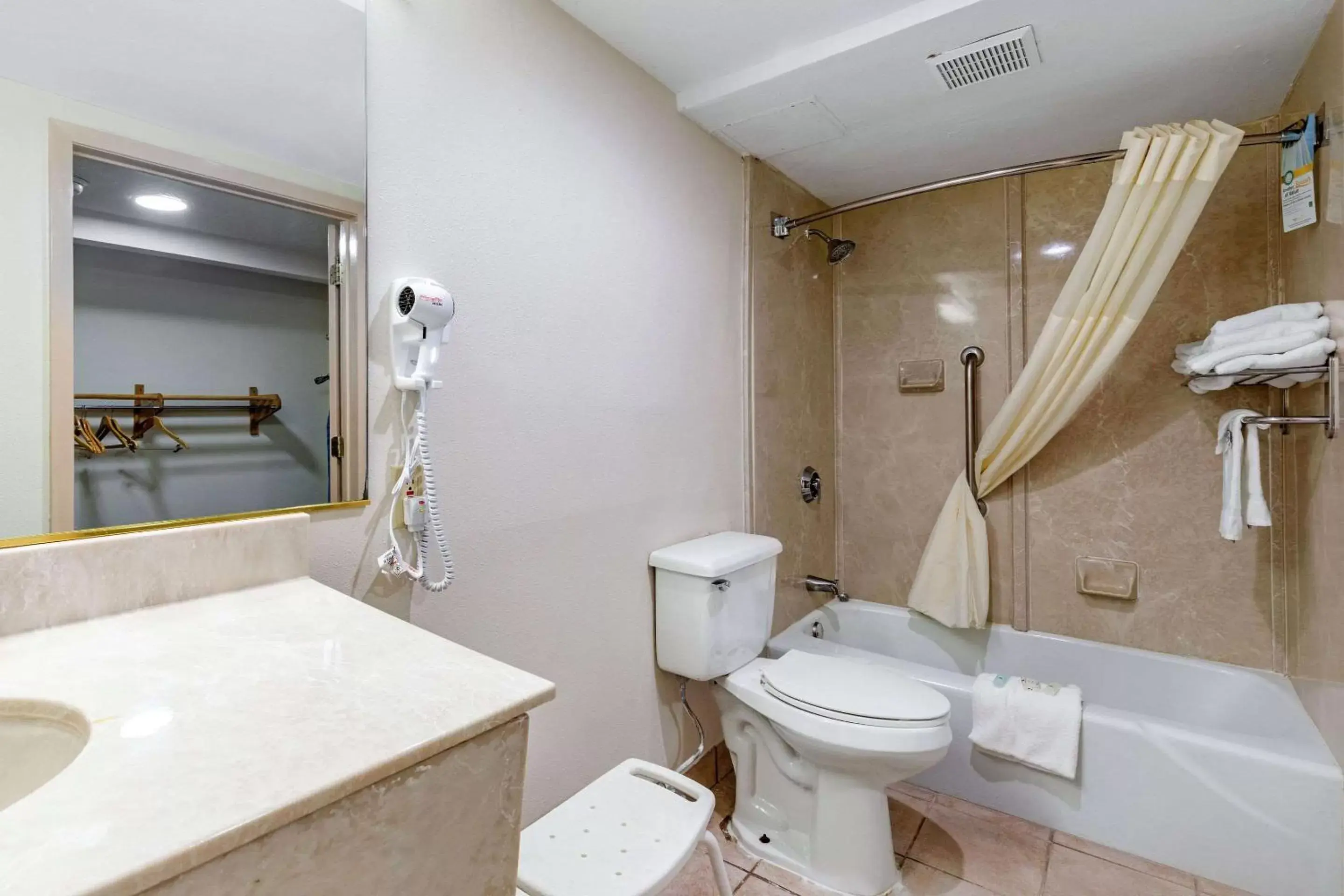 King Room - Accessible/Non-Smoking in Quality Inn Tyler - Lindale King Room - Accessible/Non-Smoking in Quality Inn Tyler - Lindale