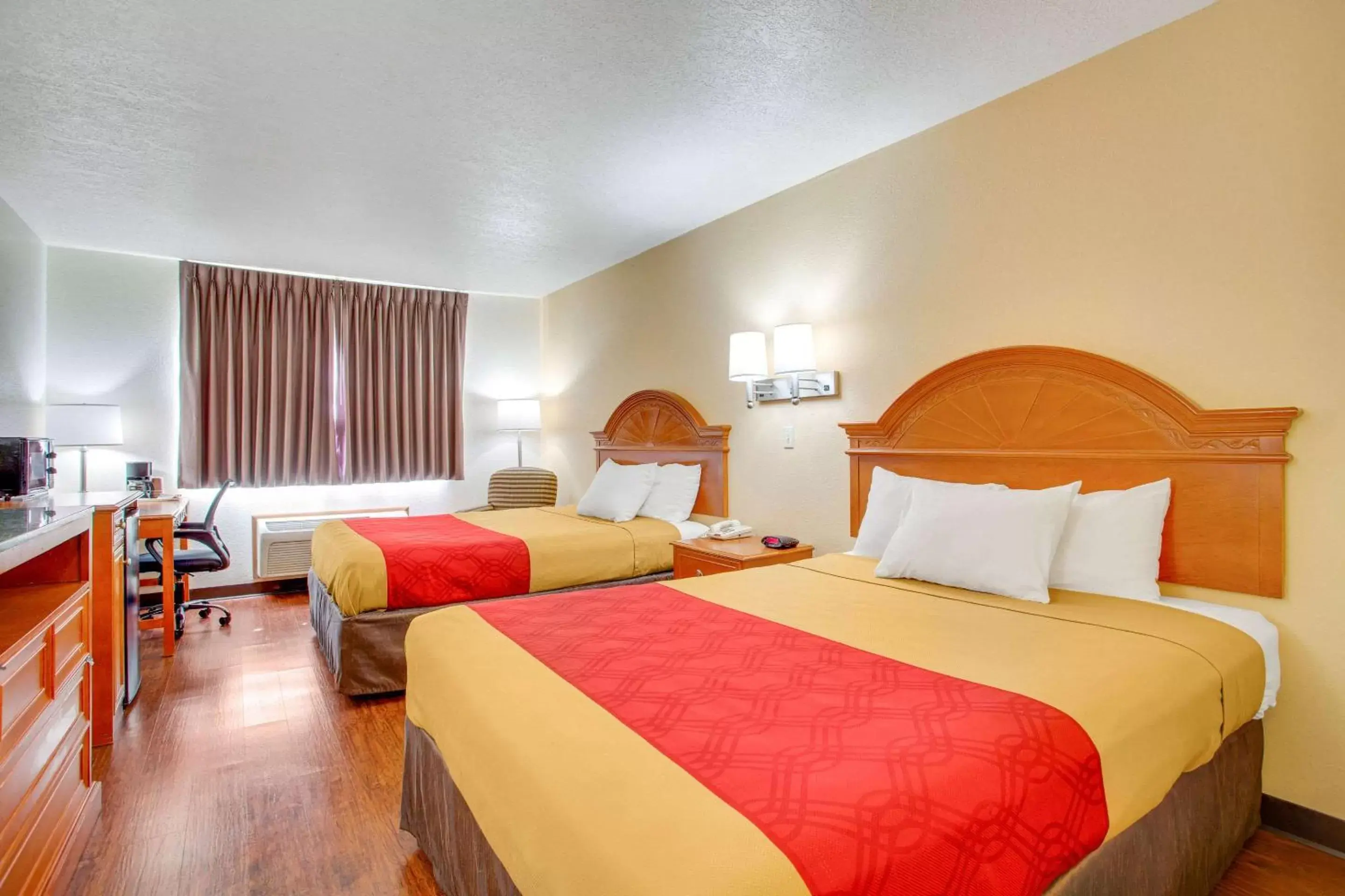 Queen Room with Two Queen Beds - Non-Smoking in Econo Lodge Inn & Suites Albuquerque East I-40 Eubank Exit Queen Room with Two Queen Beds - Non-Smoking in Econo Lodge Inn & Suites Albuquerque East I-40 Eubank Exit