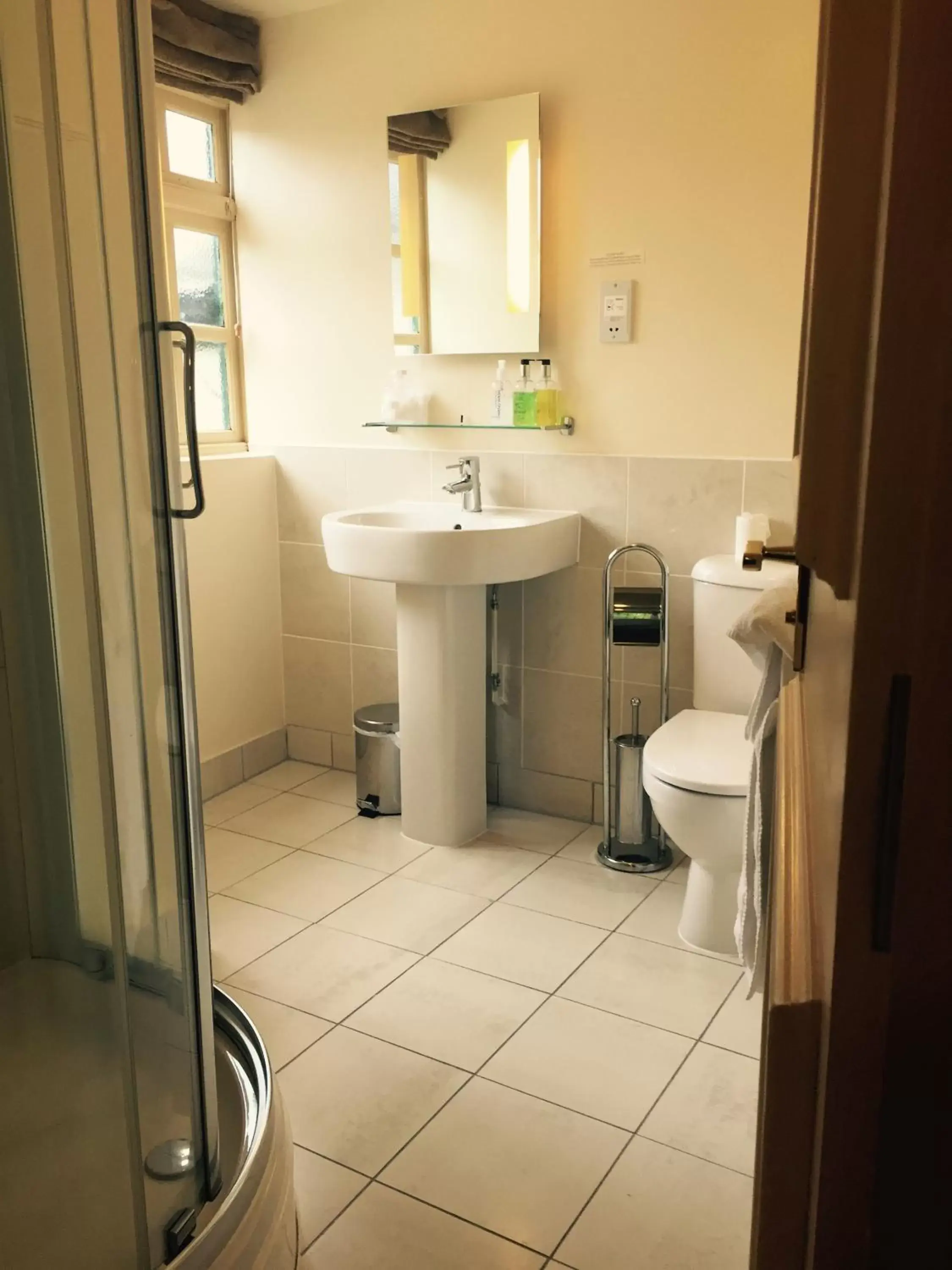 Twin Room - single occupancy in The Waterman's Arms Twin Room - single occupancy in The Waterman's Arms