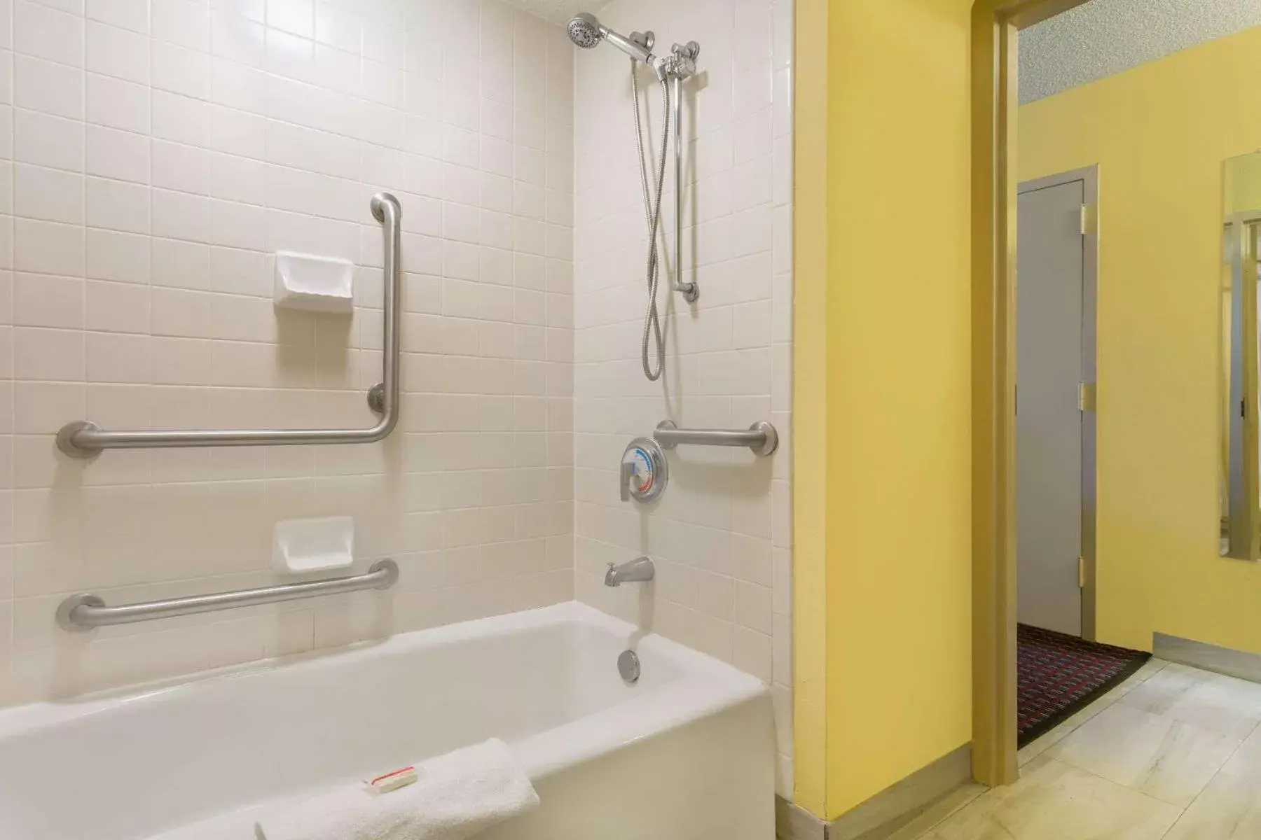 King Room - Mobility Access/Non-Smoking in Days Inn by Wyndham Mocksville King Room - Mobility Access/Non-Smoking in Days Inn by Wyndham Mocksville