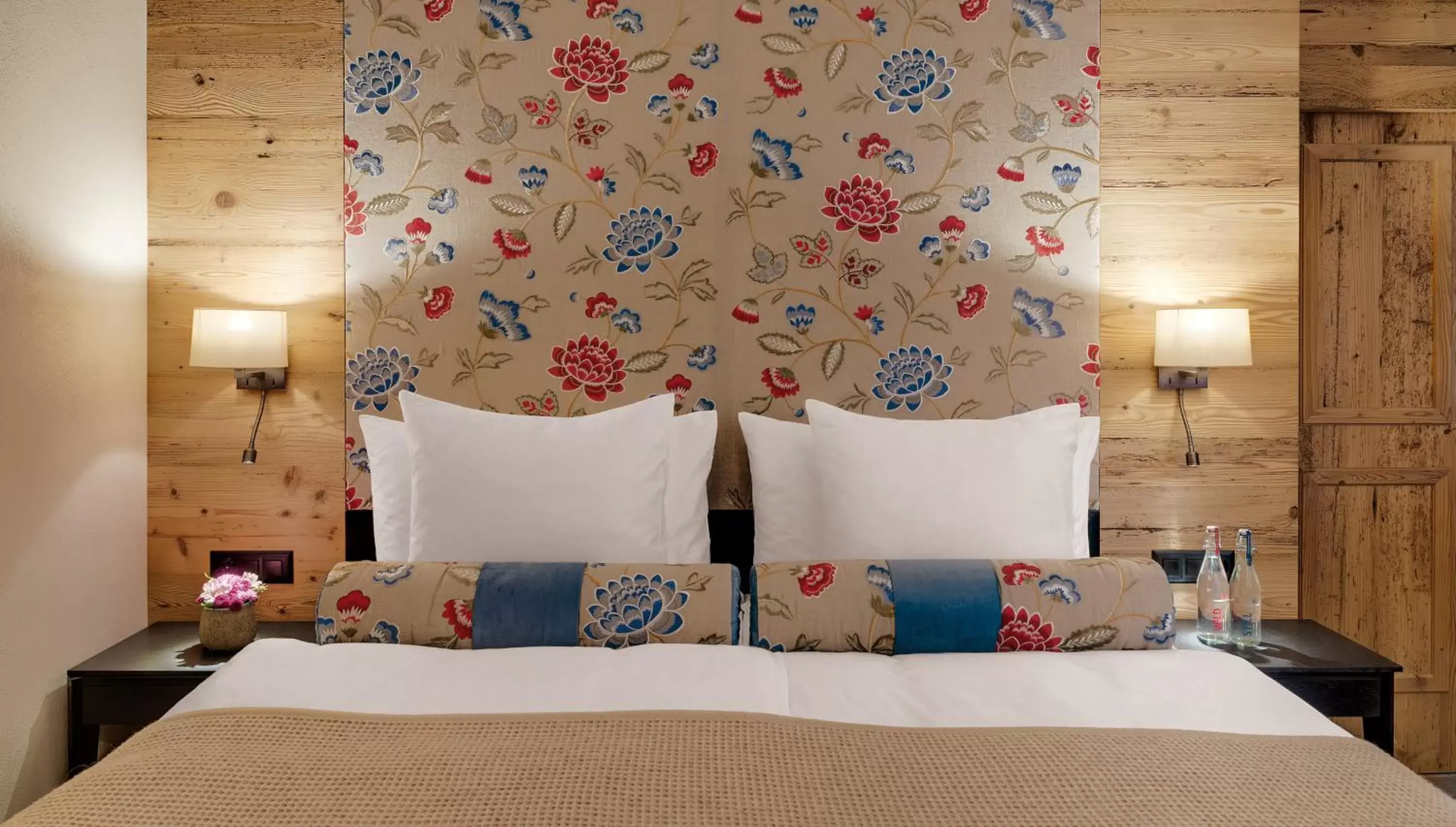 Deluxe Double Room in Morosani Schweizerhof Deluxe Double Room in Morosani Schweizerhof