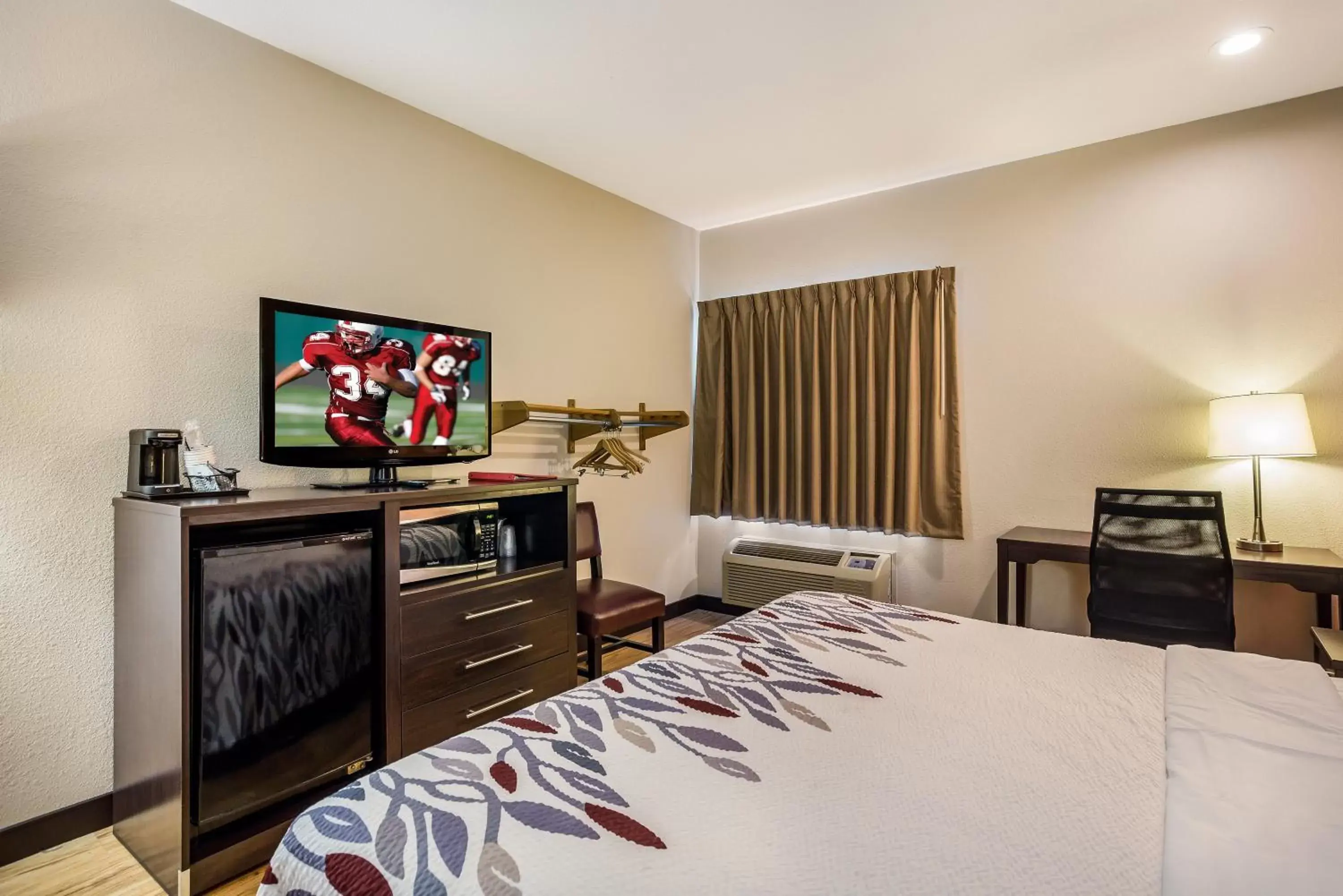 Deluxe King Room - Smoke Free in Red Roof Inn St Louis - Troy, IL Deluxe King Room - Smoke Free in Red Roof Inn St Louis - Troy, IL