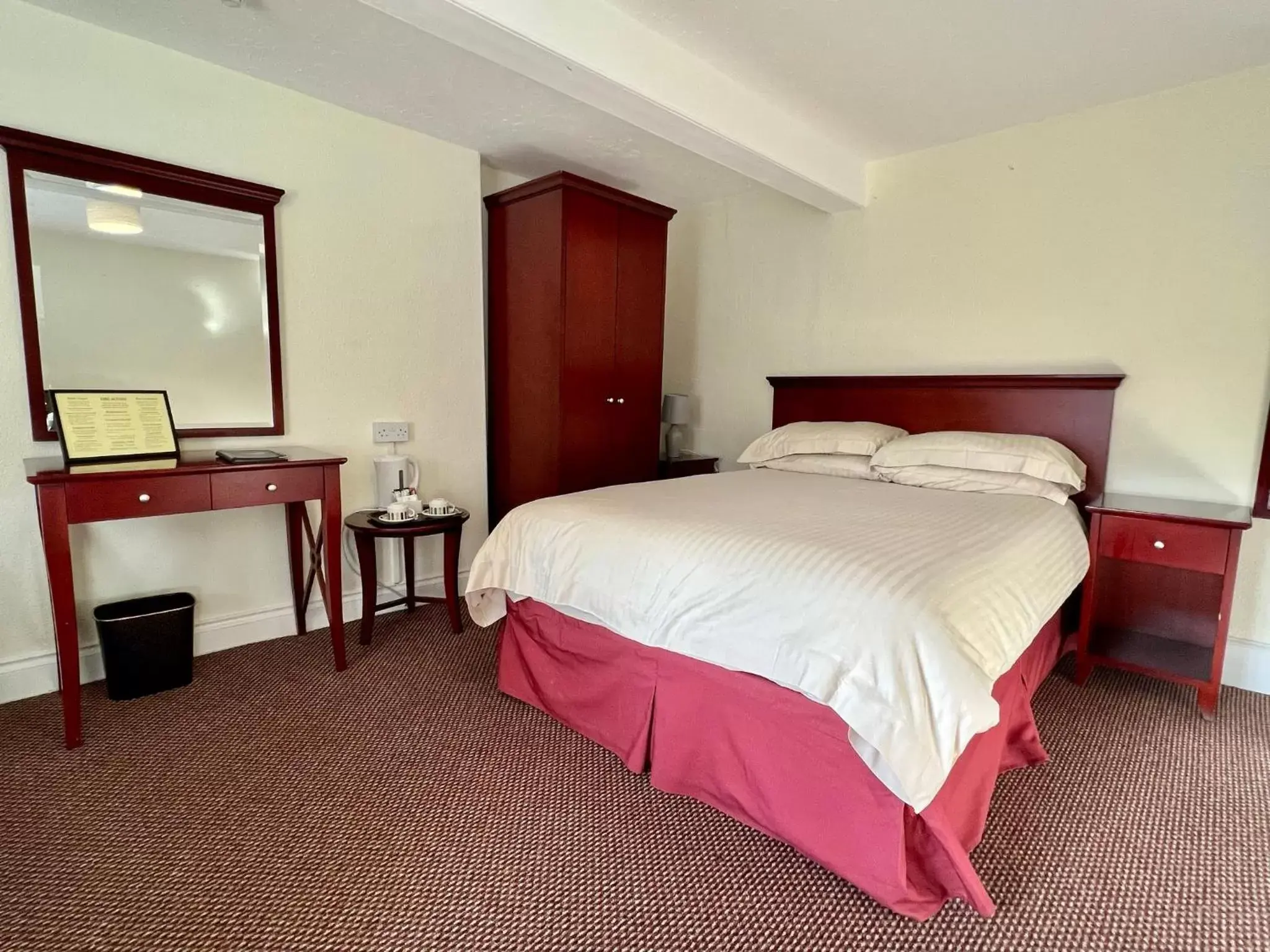 Double Room in Calverts Hotel - Newport, Isle of Wight - RETURN CAR FERRY FROM 89 POUNDS Double Room in Calverts Hotel - Newport, Isle of Wight - RETURN CAR FERRY FROM 89 POUNDS