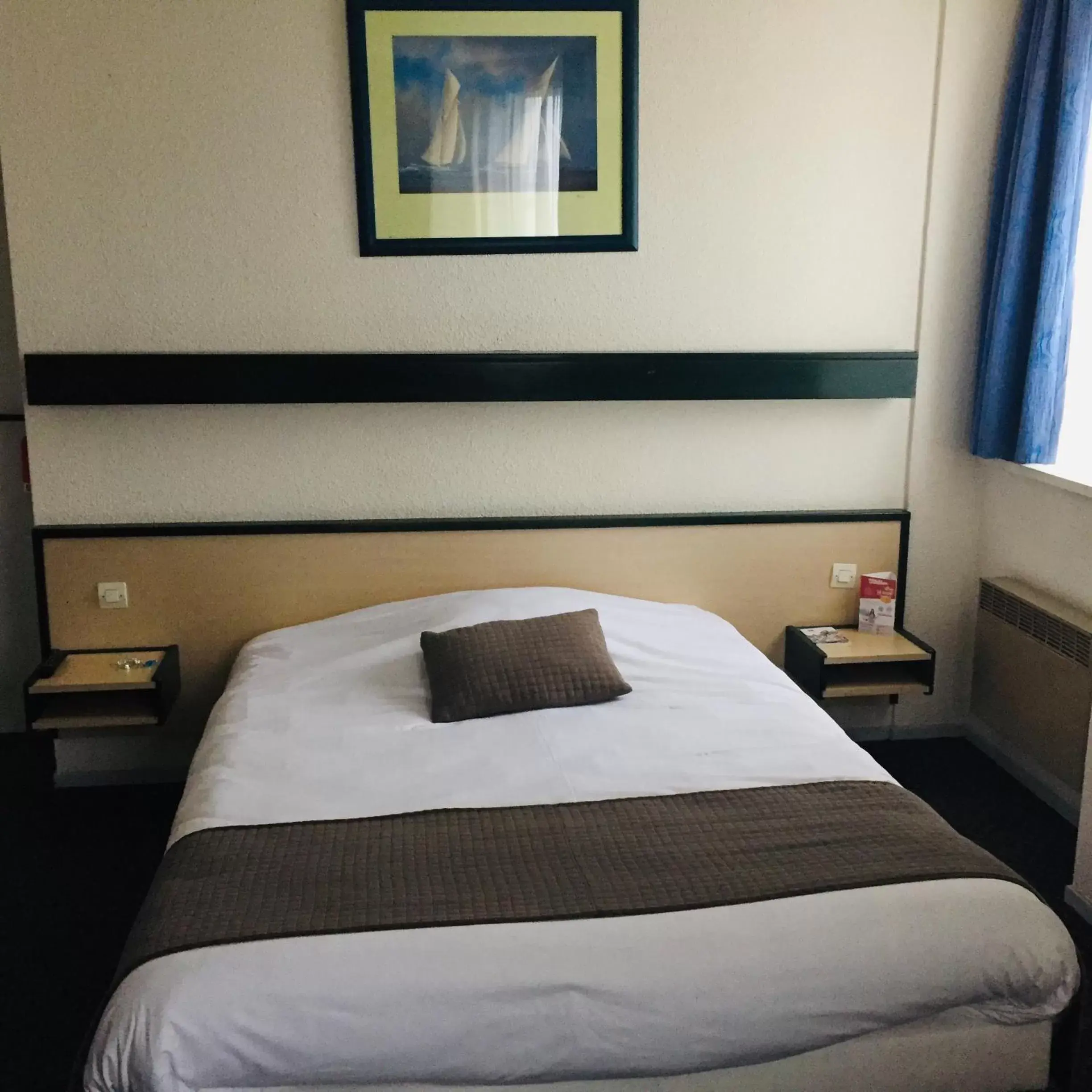 Single Room in Contact Hôtel du Champ de Mars de Saint-Brieuc Single Room in Contact Hôtel du Champ de Mars de Saint-Brieuc