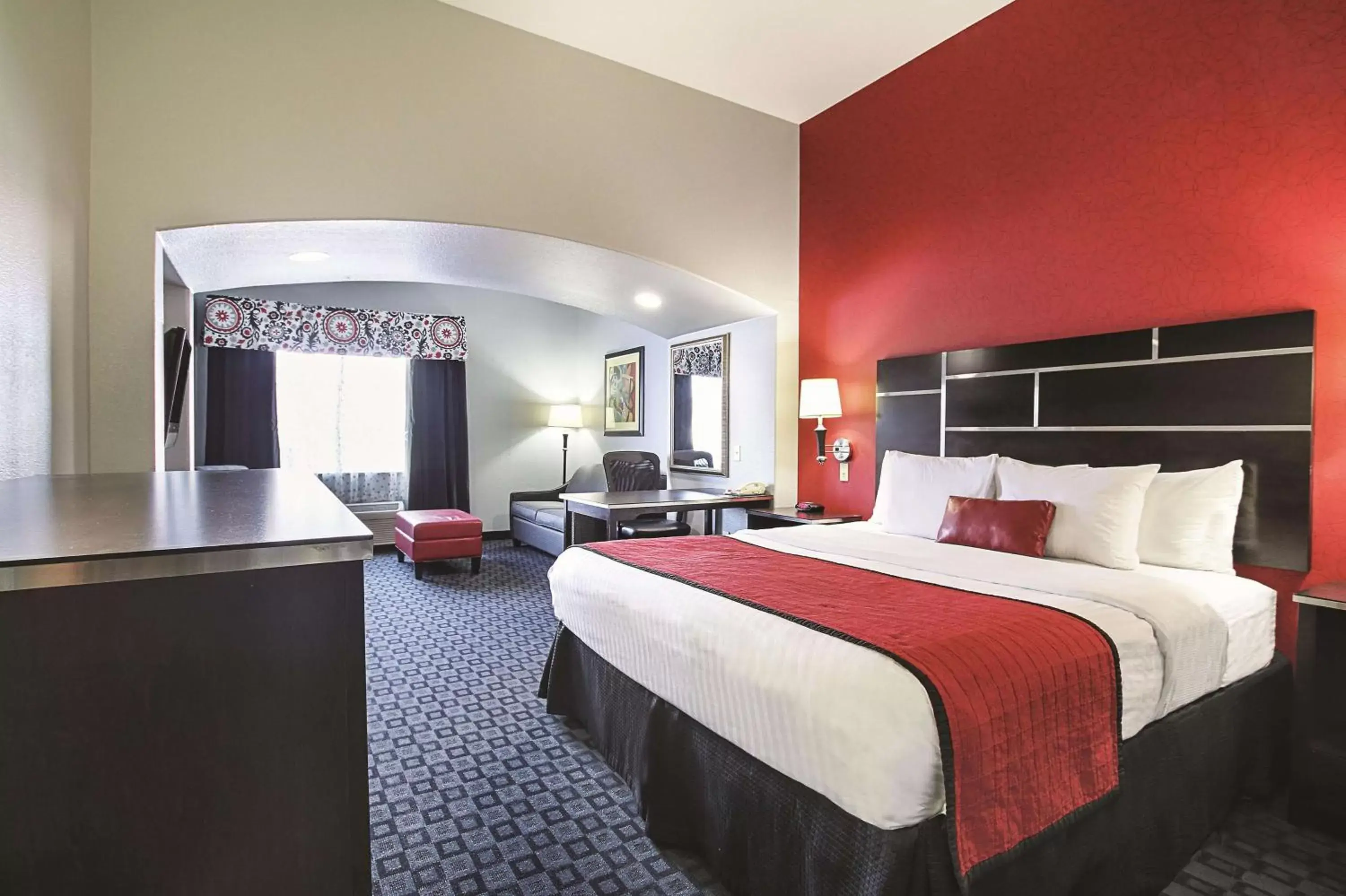 King Room with Bath Tub - Mobility/Hearing Accessible - Non-Smoking in La Quinta Inn & Suites by Wyndham South Dallas - Hutchins King Room with Bath Tub - Mobility/Hearing Accessible - Non-Smoking in La Quinta Inn & Suites by Wyndham South Dallas - Hutchins