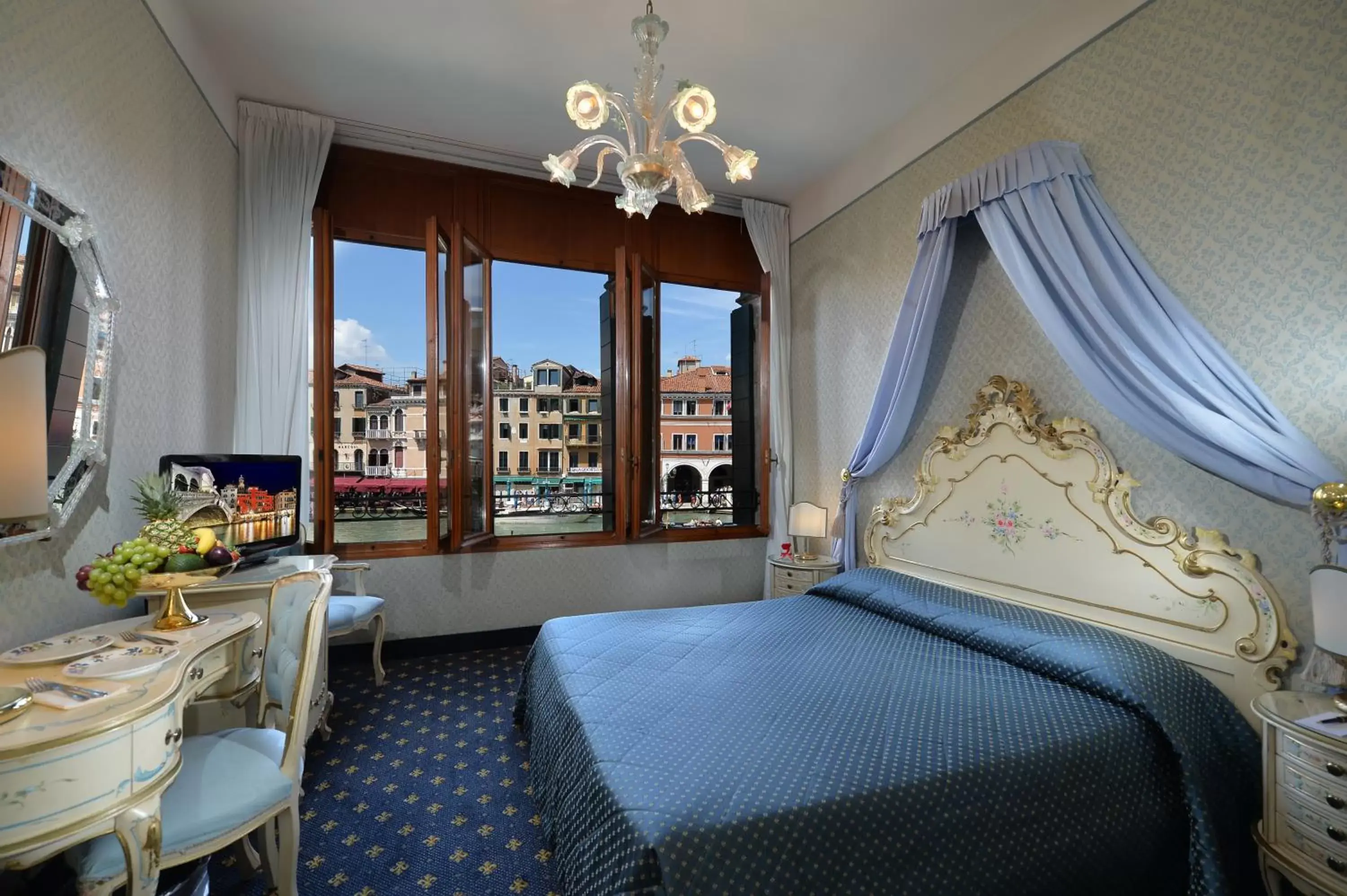 Double Room with Grand Canal View - no smoking in Hotel Rialto Double Room with Grand Canal View - no smoking in Hotel Rialto