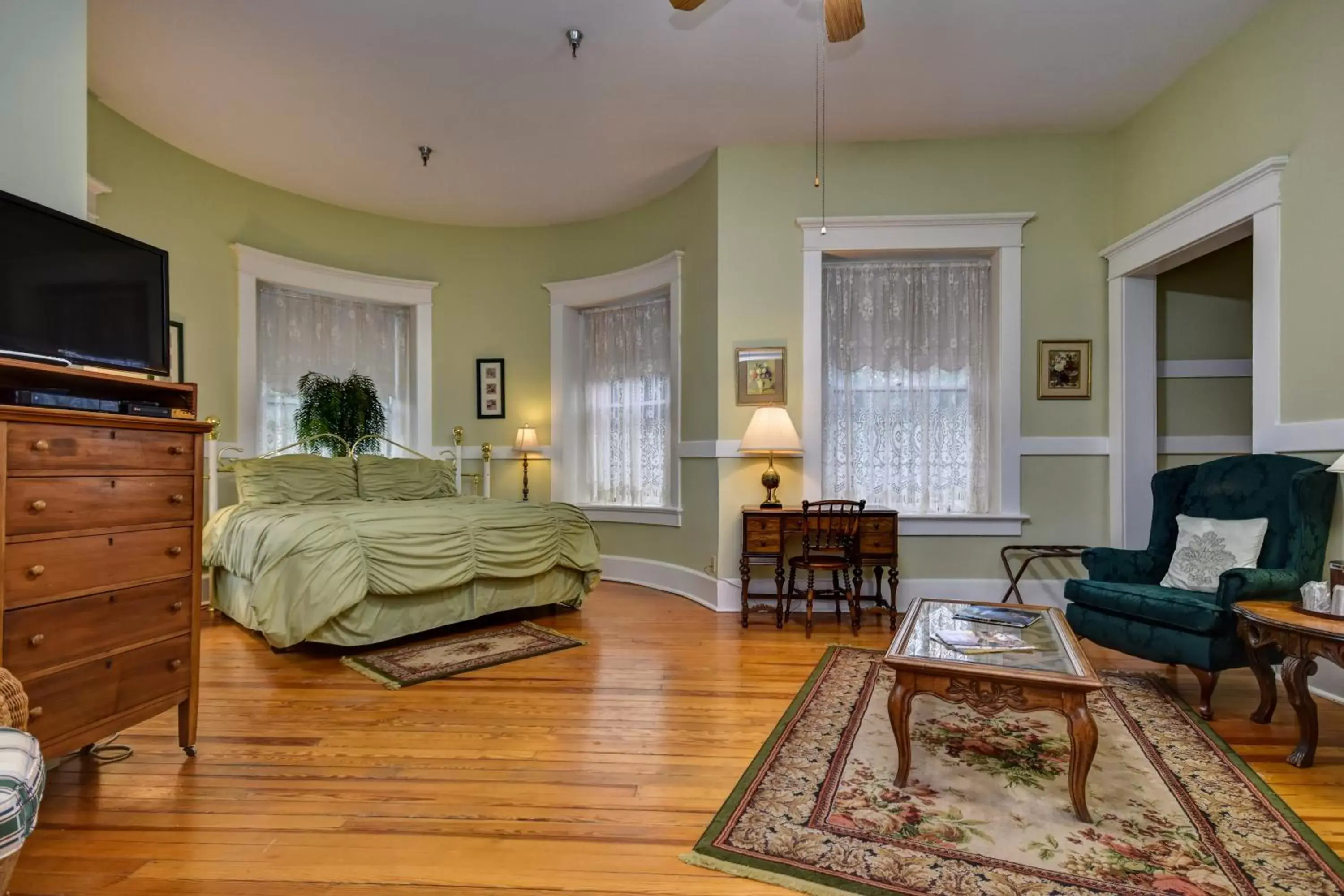 King Suite in The Mansion at Elfindale King Suite in The Mansion at Elfindale