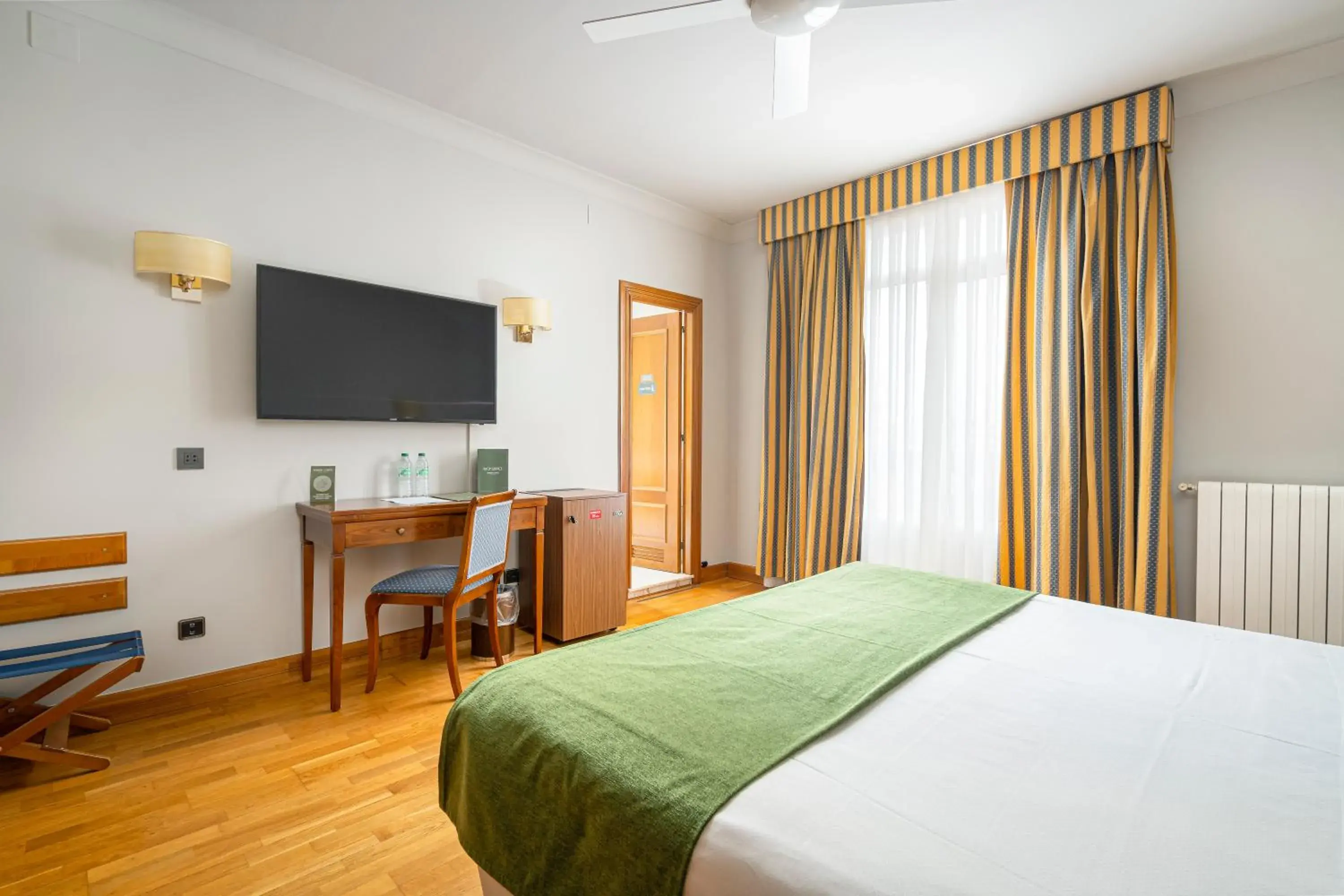 Premium Triple Room in Hotel Hernán Cortés Premium Triple Room in Hotel Hernán Cortés