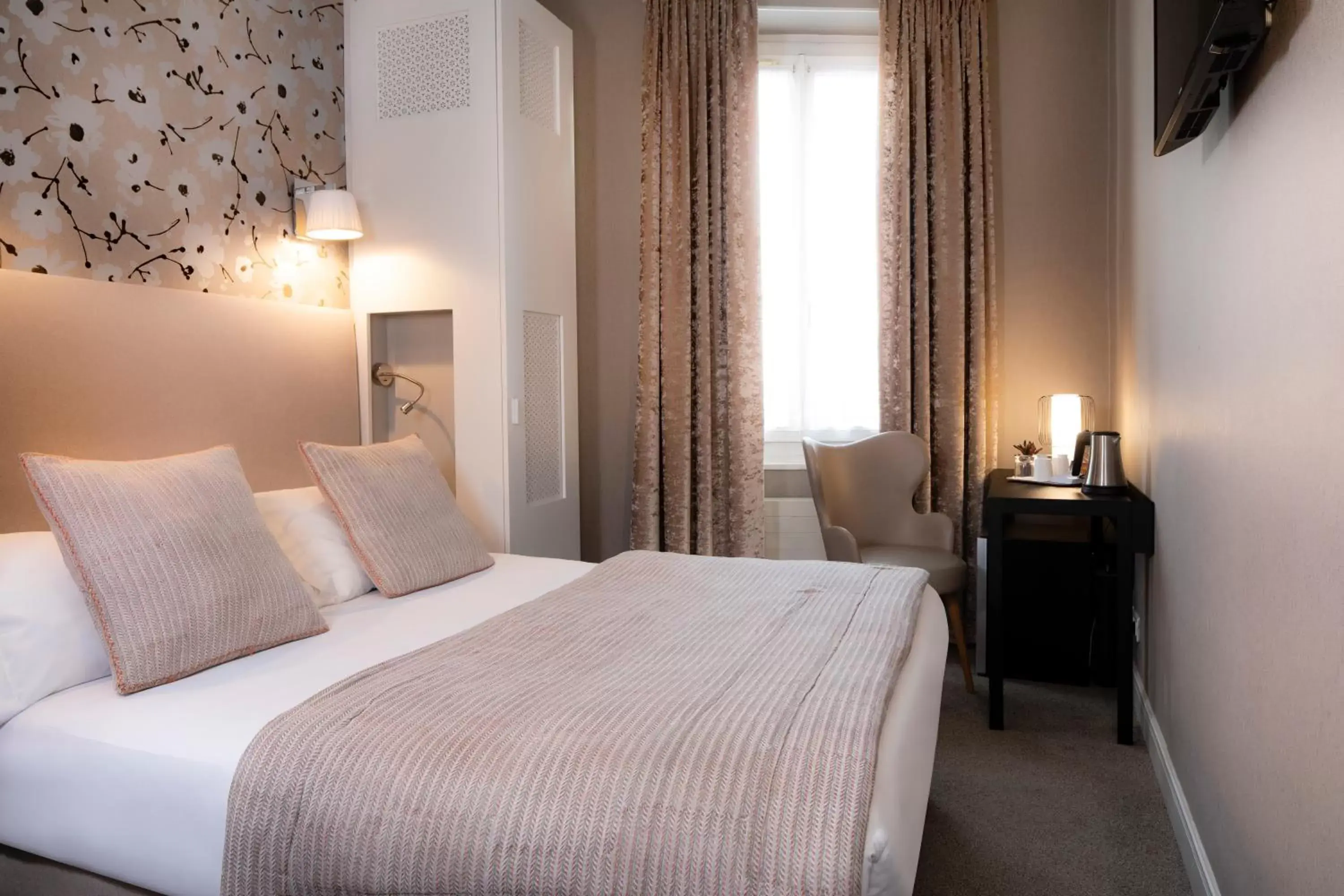 Superior Double or Twin Room in Hôtel Plaza Étoile Superior Double or Twin Room in Hôtel Plaza Étoile