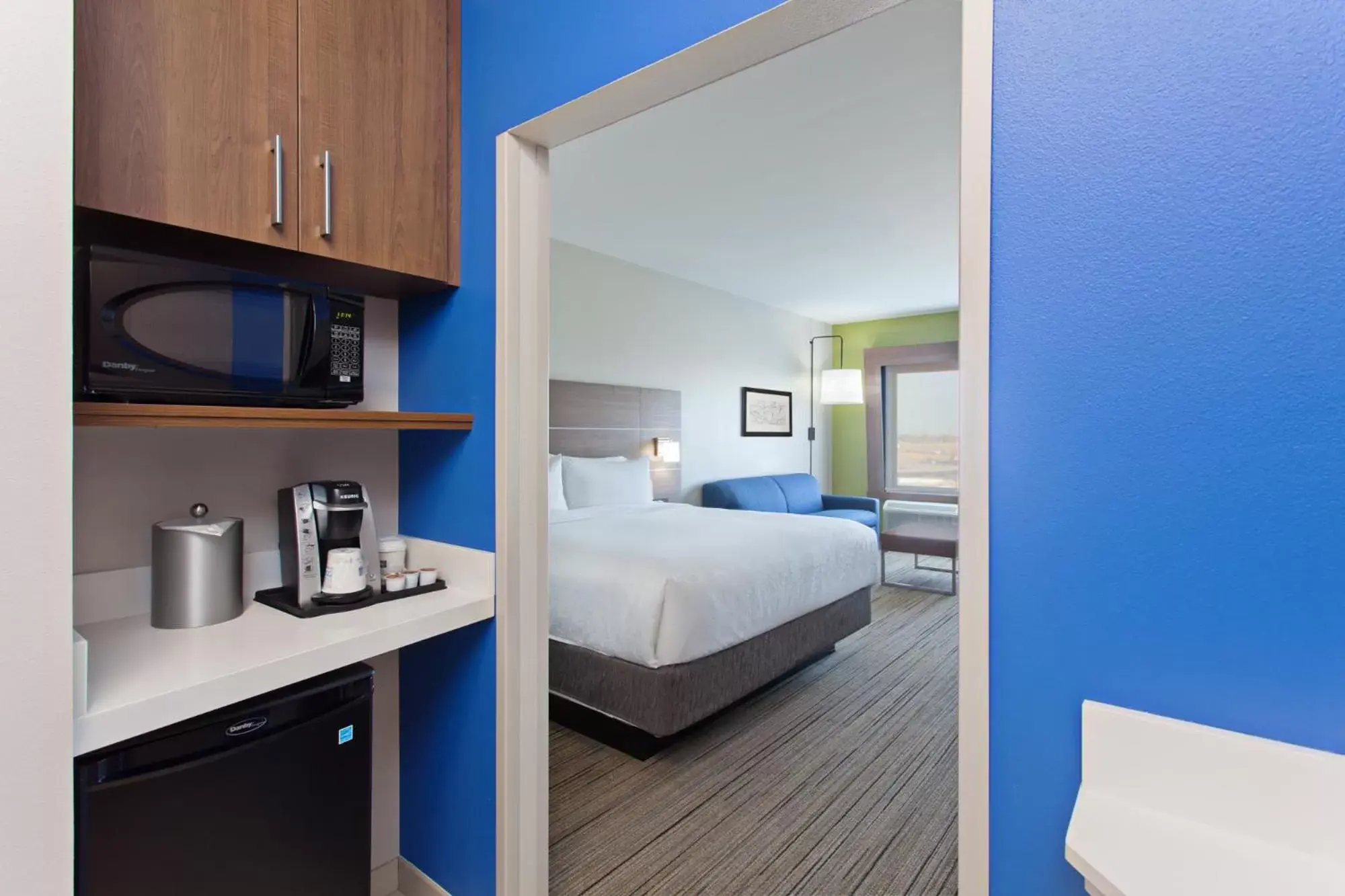 Executive King Room - Hearing Accessible - Non-Smoking in Holiday Inn Express & Suites - Moses Lake, an IHG Hotel Executive King Room - Hearing Accessible - Non-Smoking in Holiday Inn Express & Suites - Moses Lake, an IHG Hotel