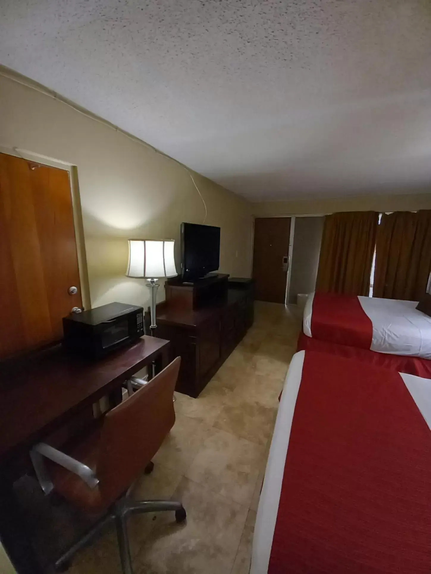 Deluxe Queen Room in Holiday Hotel Deluxe Queen Room in Holiday Hotel