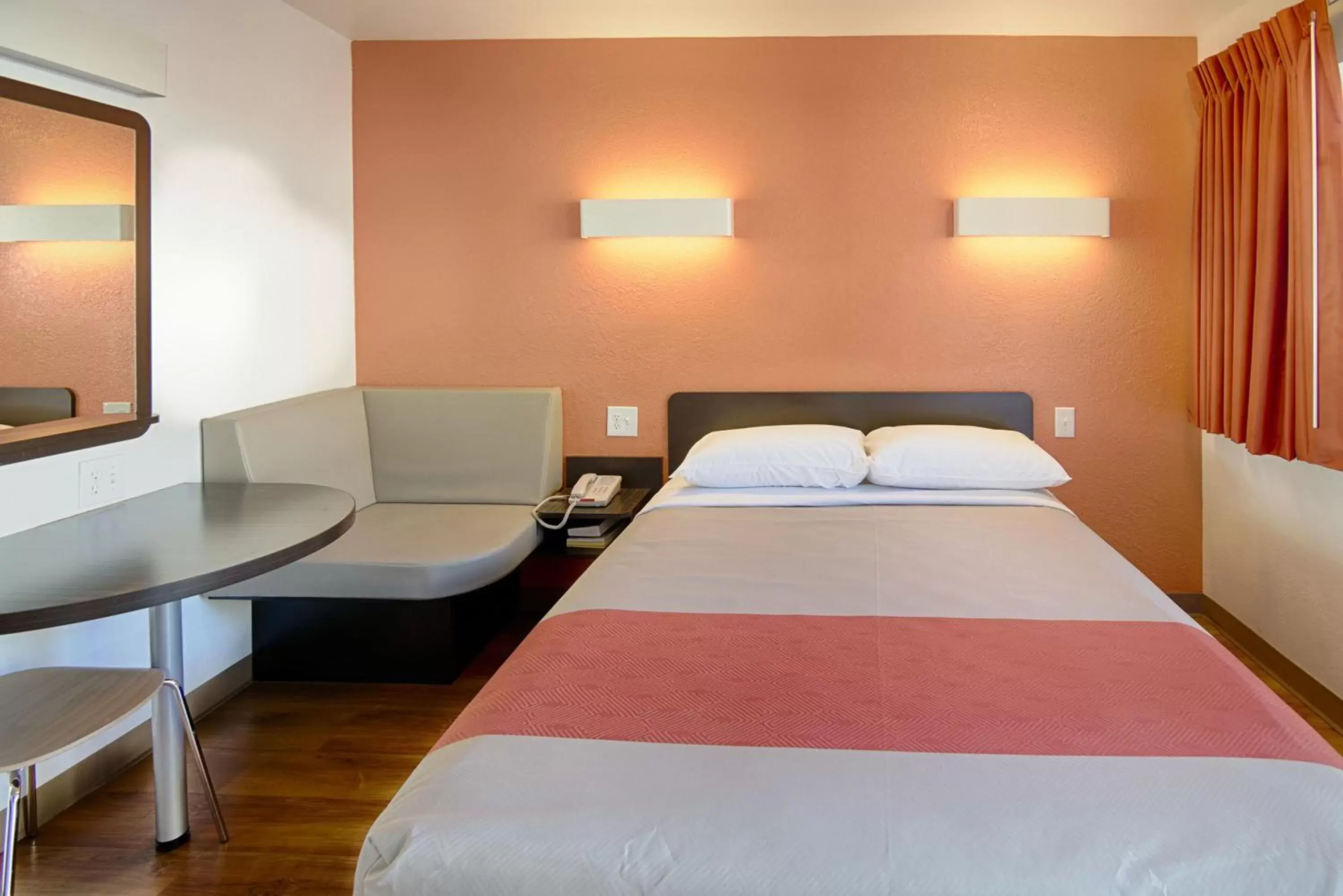 Superior Queen Room - single occupancy in Motel 6-Mammoth Lakes, CA Superior Queen Room - single occupancy in Motel 6-Mammoth Lakes, CA