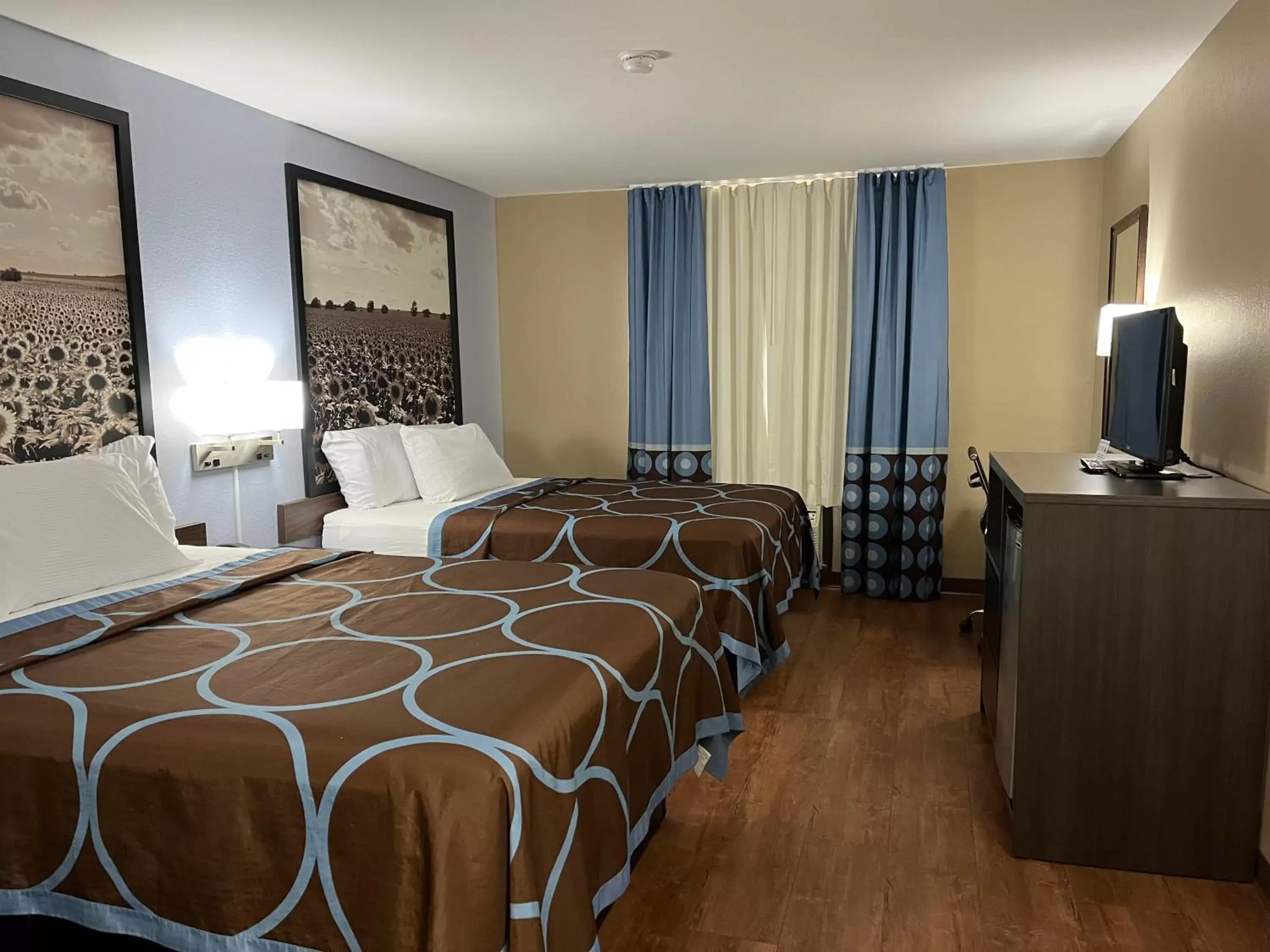 Queen Room with Two Queen Beds - Non-Smoking in Super 8 by Wyndham Independence KS Queen Room with Two Queen Beds - Non-Smoking in Super 8 by Wyndham Independence KS