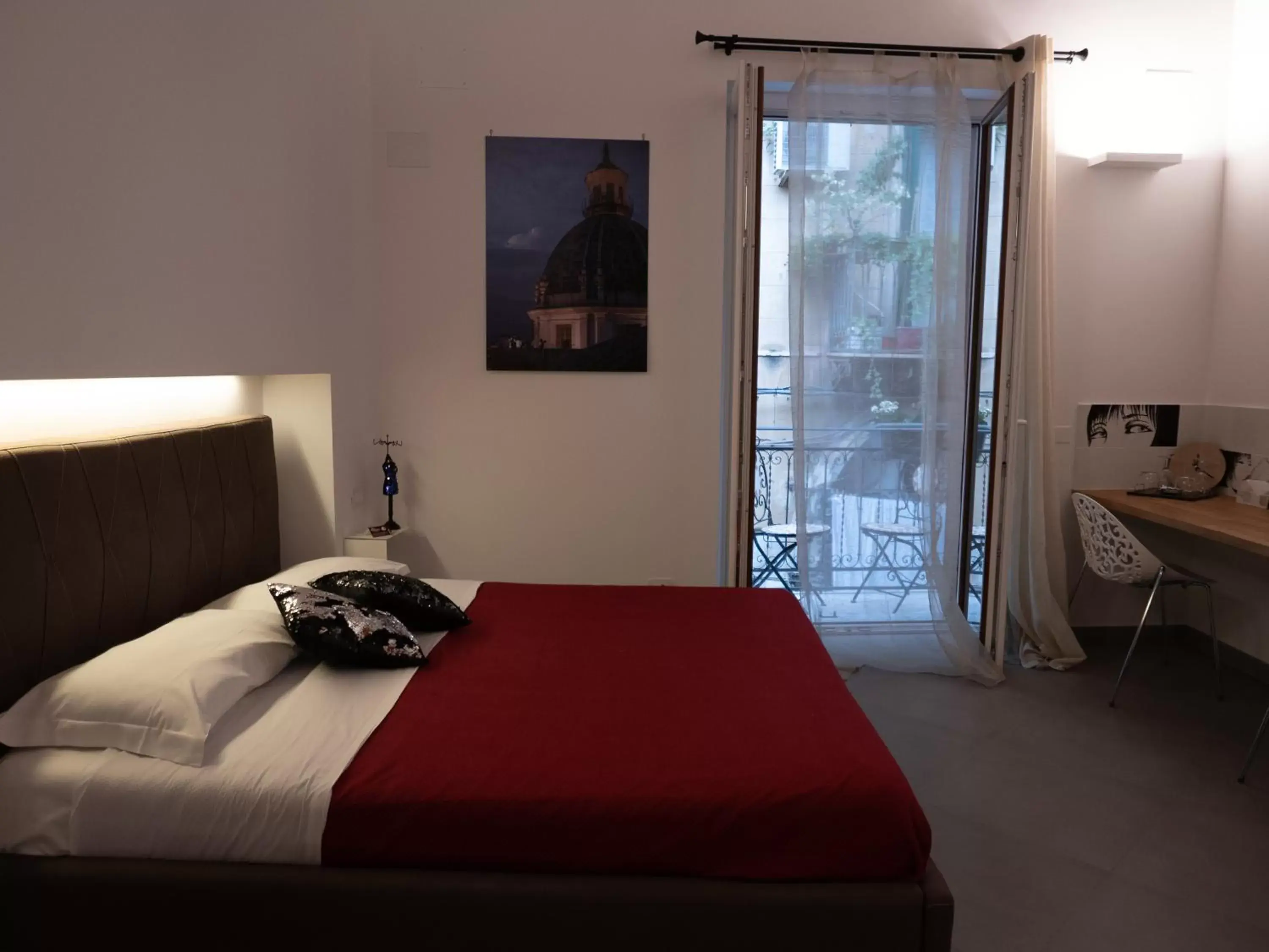 Deluxe Double Room with Balcony in San Francesco Rooms and Apartment with Terrace in Palermo Locazione Turistica Deluxe Double Room with Balcony in San Francesco Rooms and Apartment with Terrace in Palermo Locazione Turistica