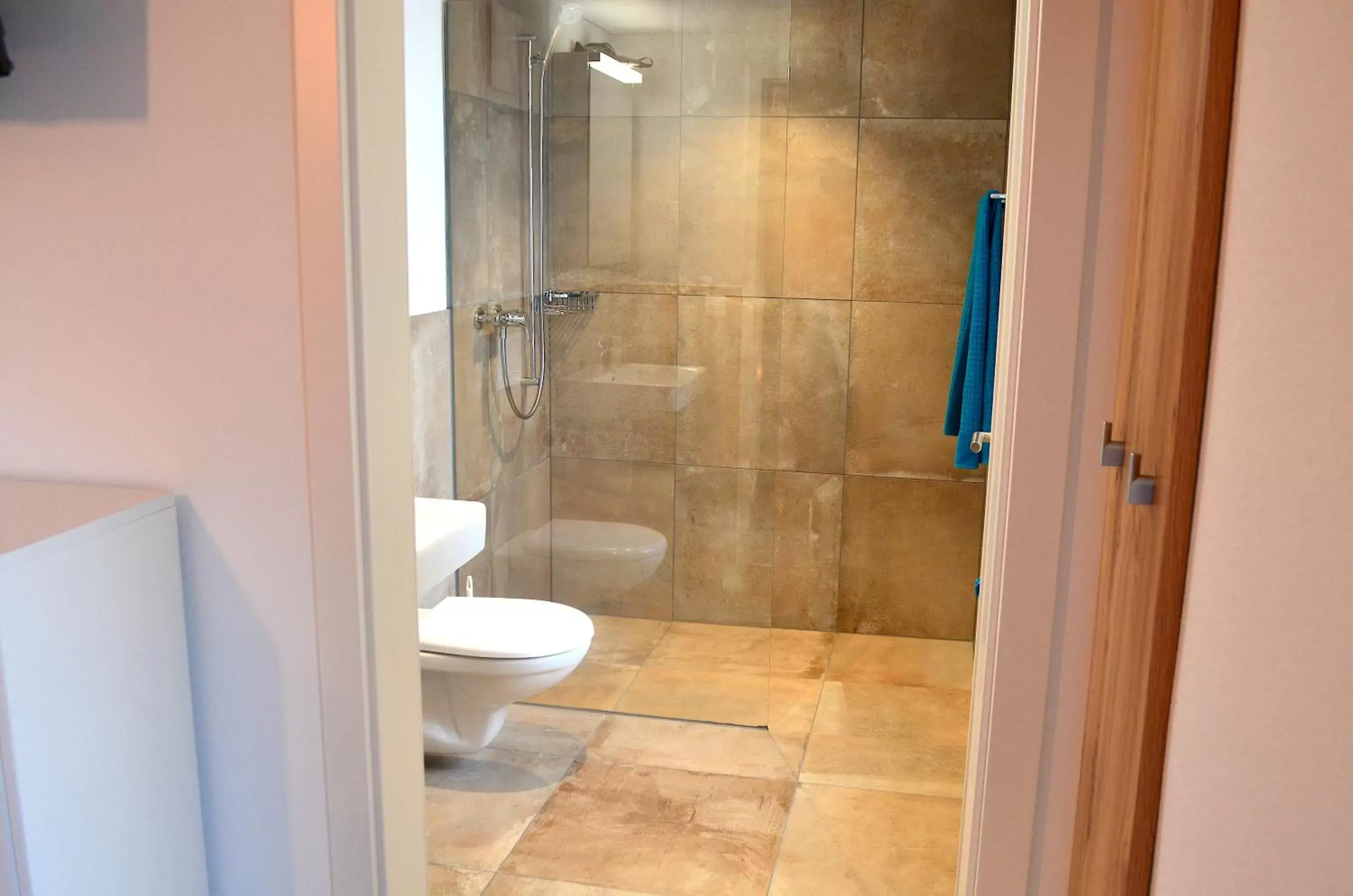 Small Double Room in Guesthouse Meitschi Thun - contactless self check-in Small Double Room in Guesthouse Meitschi Thun - contactless self check-in