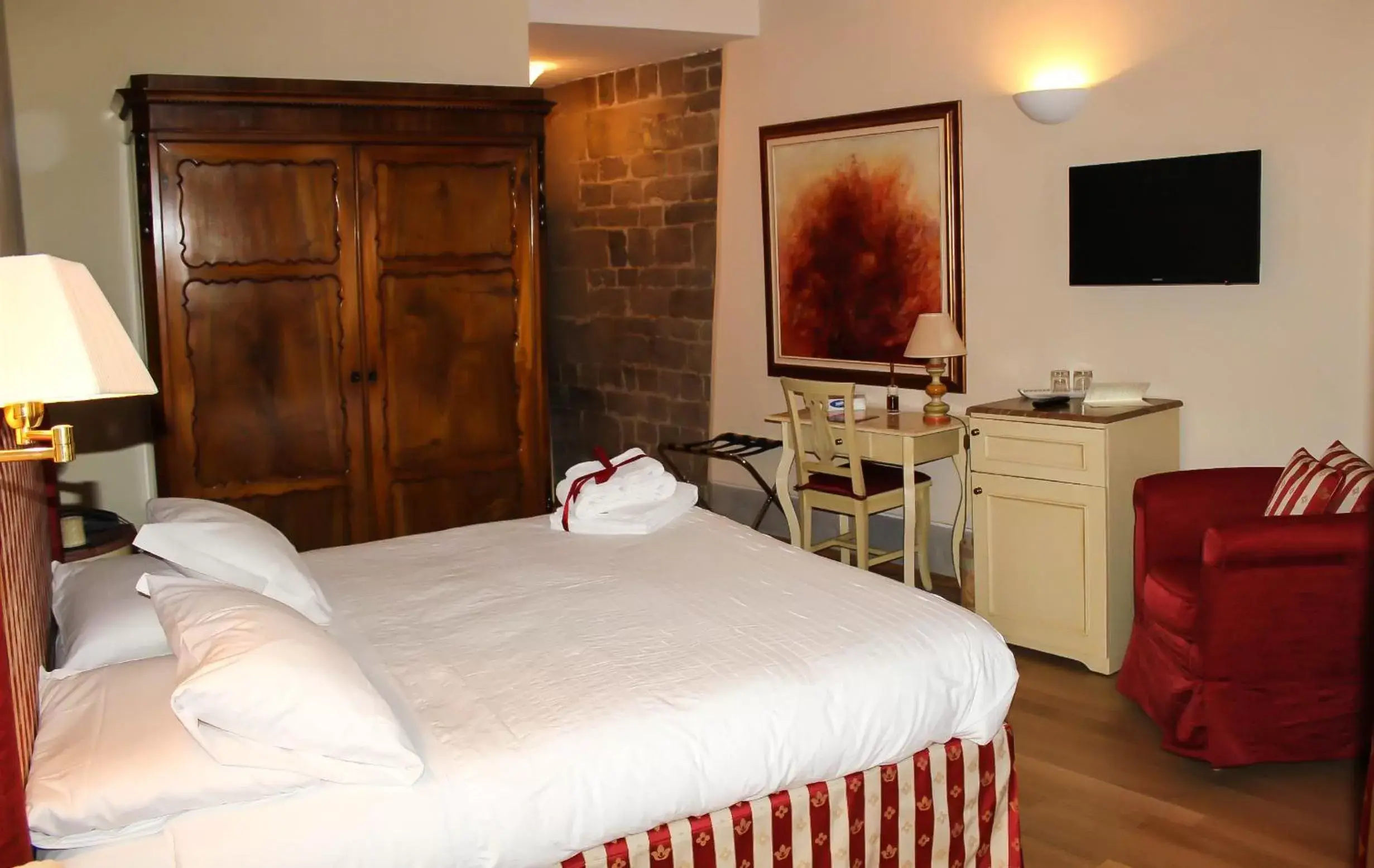 Classic Double or Twin Room in A Palazzo Busdraghi Residenza D'Epoca Classic Double or Twin Room in A Palazzo Busdraghi Residenza D'Epoca