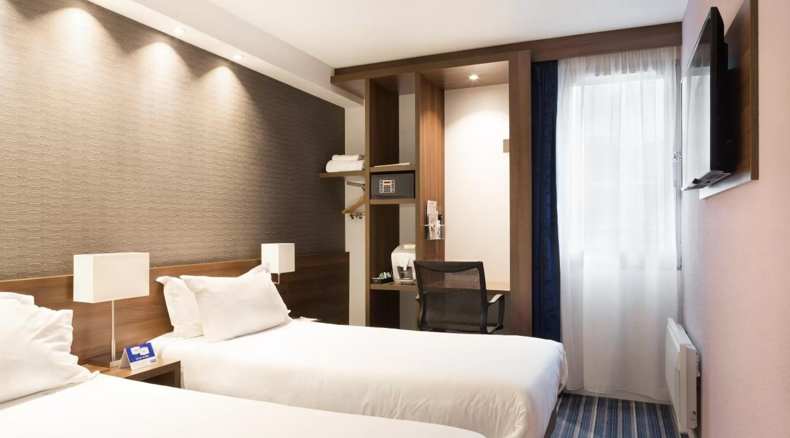 Twin Room - Non-Smoking in Holiday Inn Express Amiens, an IHG Hotel Twin Room - Non-Smoking in Holiday Inn Express Amiens, an IHG Hotel