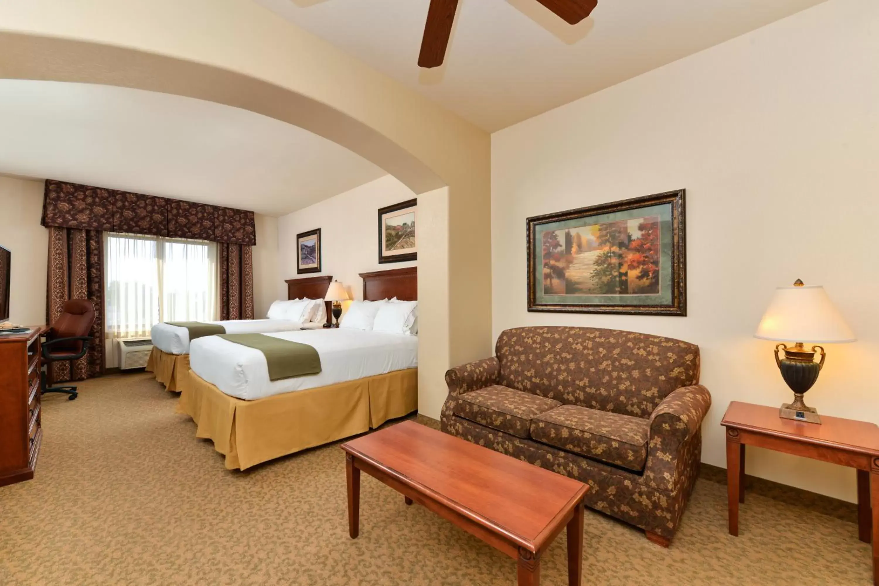 Queen Suite with Two Queen Beds in Holiday Inn Express Hotel & Suites Las Cruces by IHG Queen Suite with Two Queen Beds in Holiday Inn Express Hotel & Suites Las Cruces by IHG