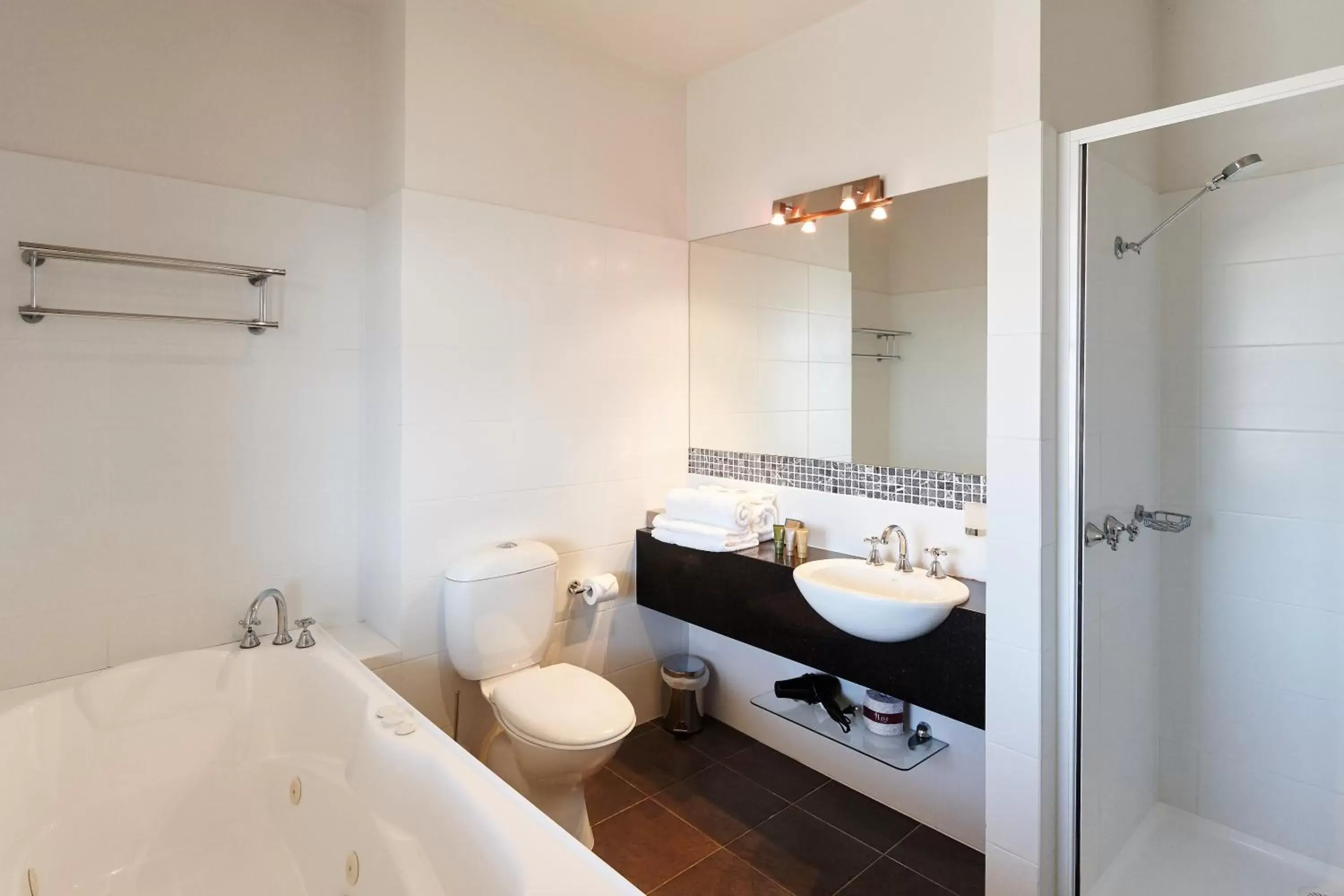 Deluxe Queen Room with City View and Spa Bath in Auldington Hotel Deluxe Queen Room with City View and Spa Bath in Auldington Hotel