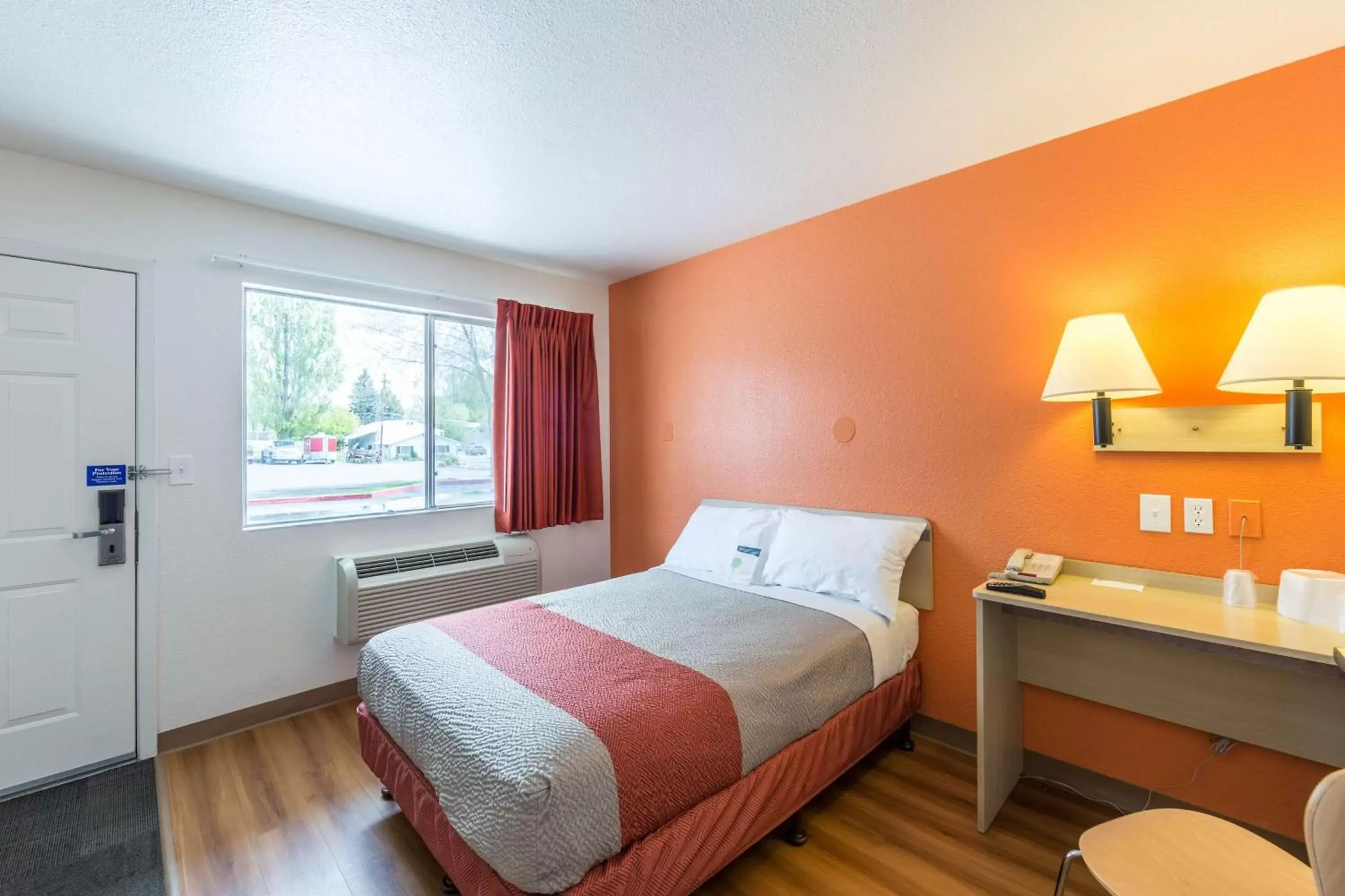 Queen Room in Motel 6-Klamath Falls, OR Queen Room in Motel 6-Klamath Falls, OR