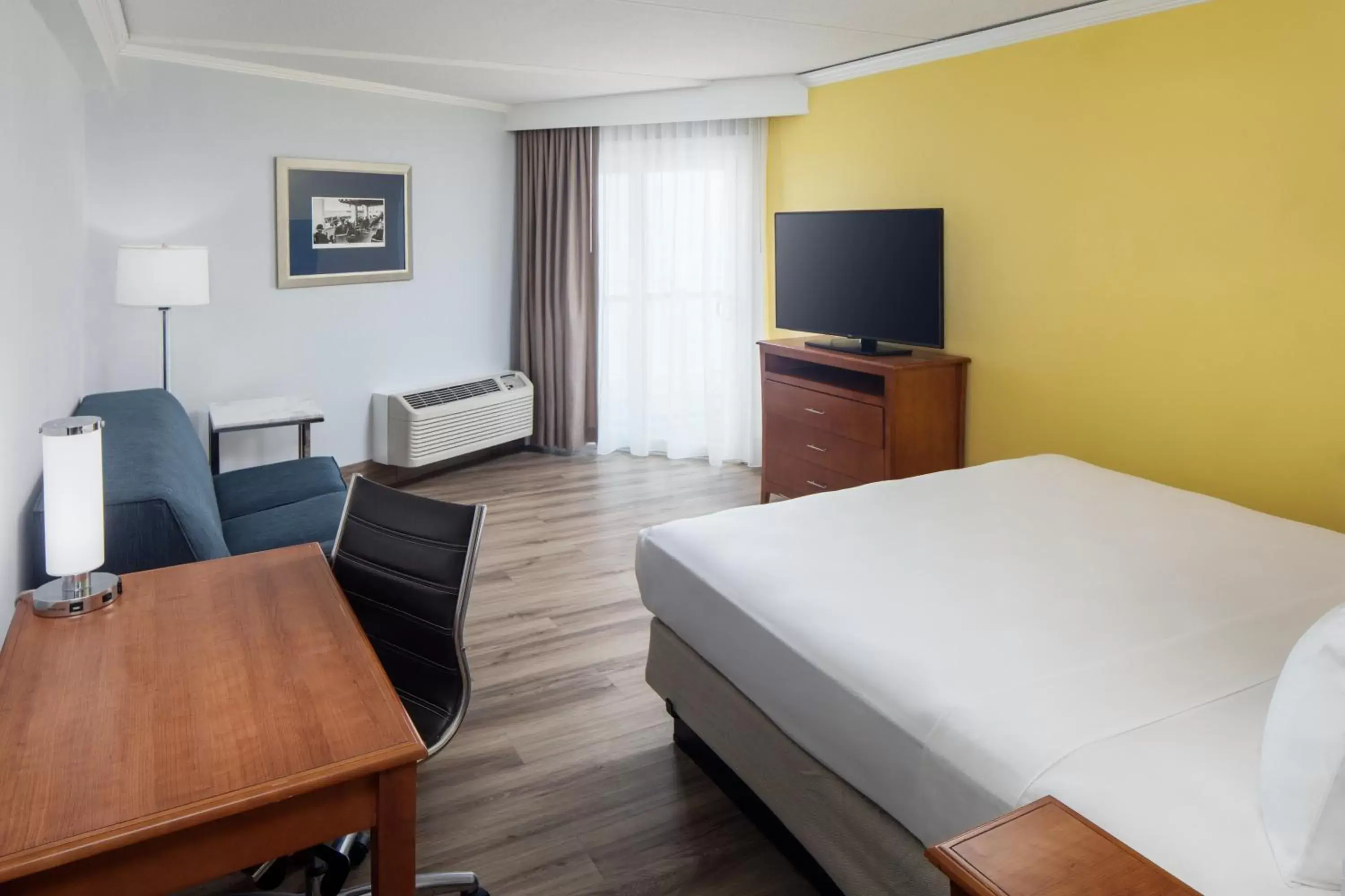 Deluxe King Room with Partial Ocean View in Ashworth by the Sea Deluxe King Room with Partial Ocean View in Ashworth by the Sea