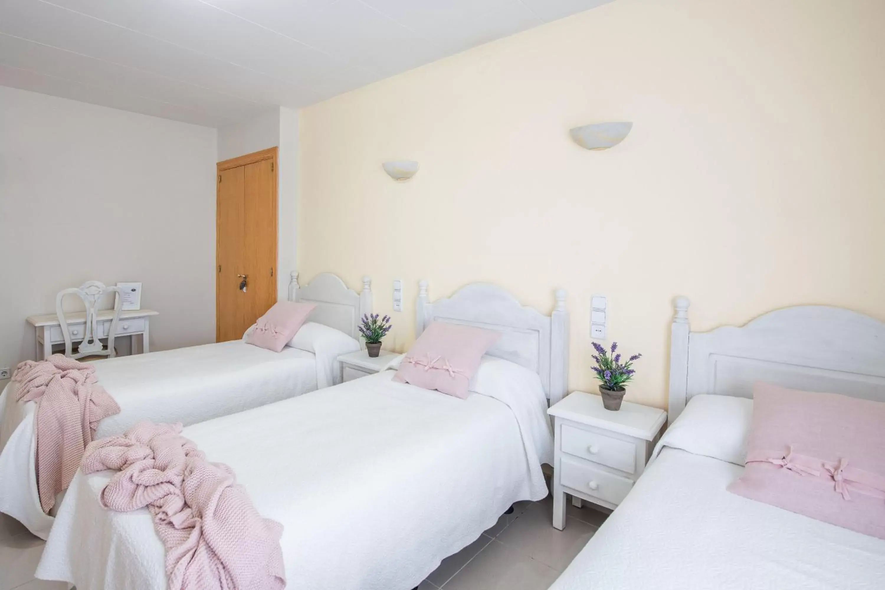 Triple Room with Balcony in Hostal Buenos Aires Triple Room with Balcony in Hostal Buenos Aires