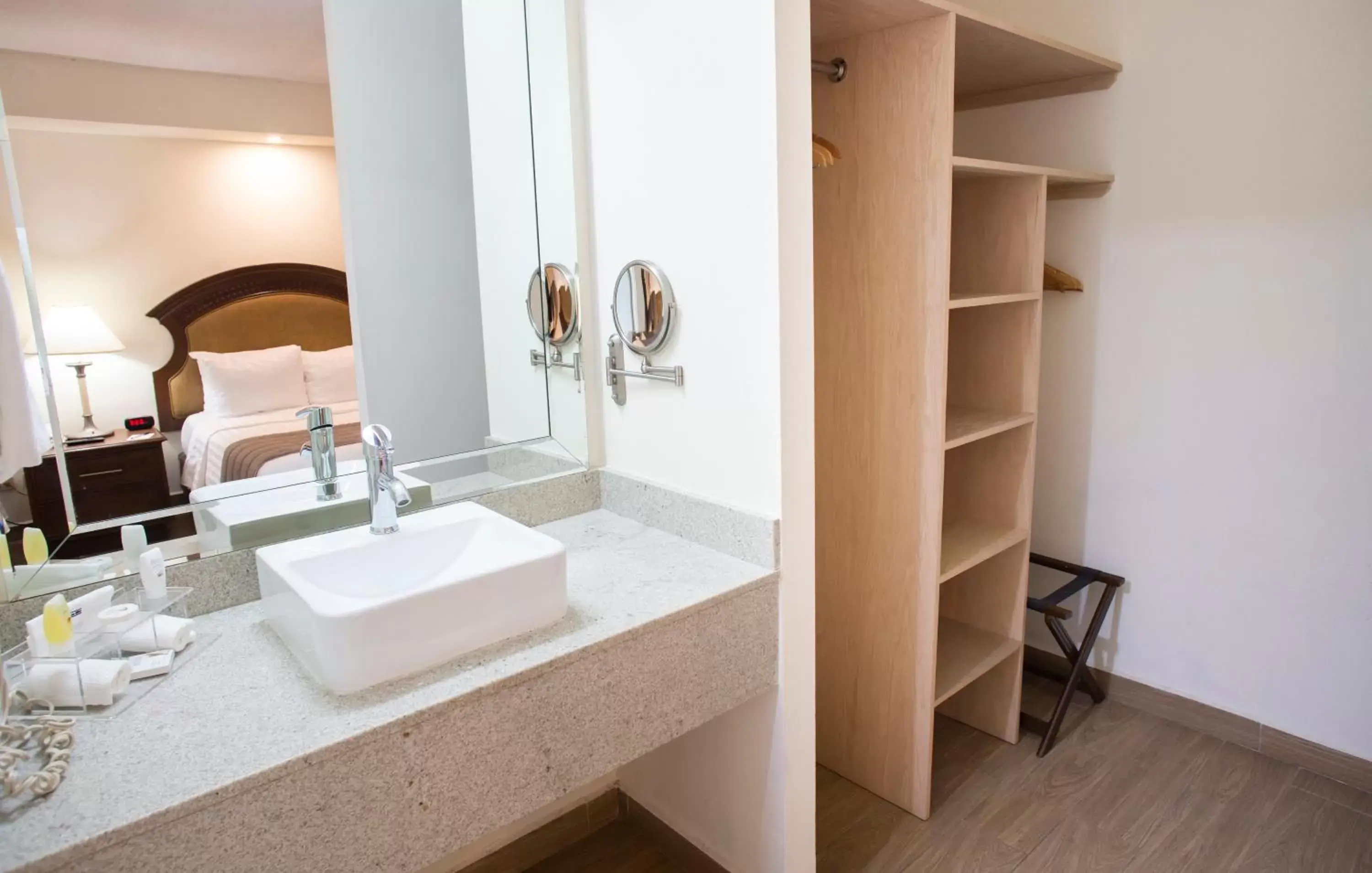 Junior Suite with King Bed and Kitchenette - Non Smoking in Best Western PLUS Monterrey Colón Junior Suite with King Bed and Kitchenette - Non Smoking in Best Western PLUS Monterrey Colón