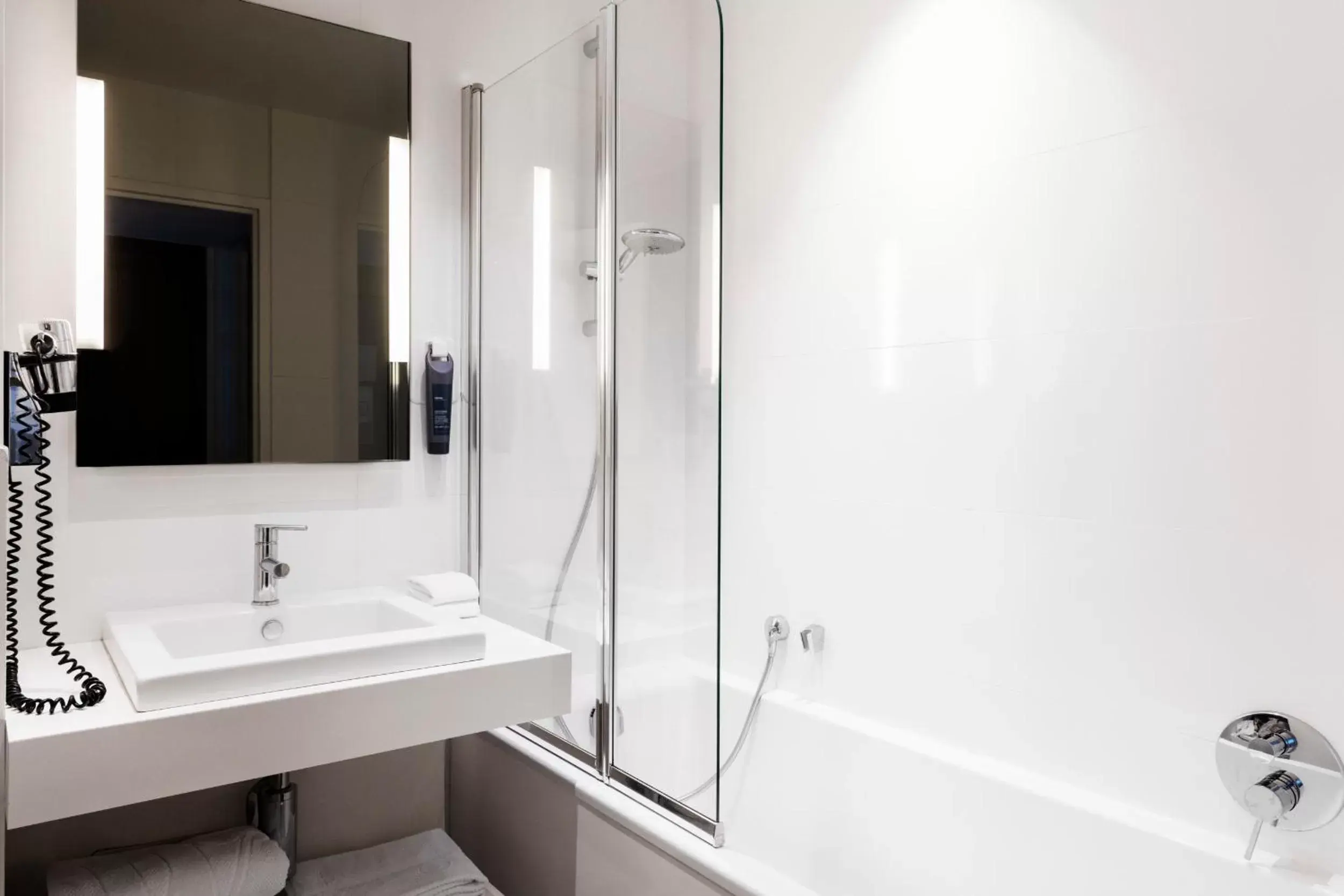 Superior Double Room with Sea View in Hôtel Le Windsor Biarritz Superior Double Room with Sea View in Hôtel Le Windsor Biarritz