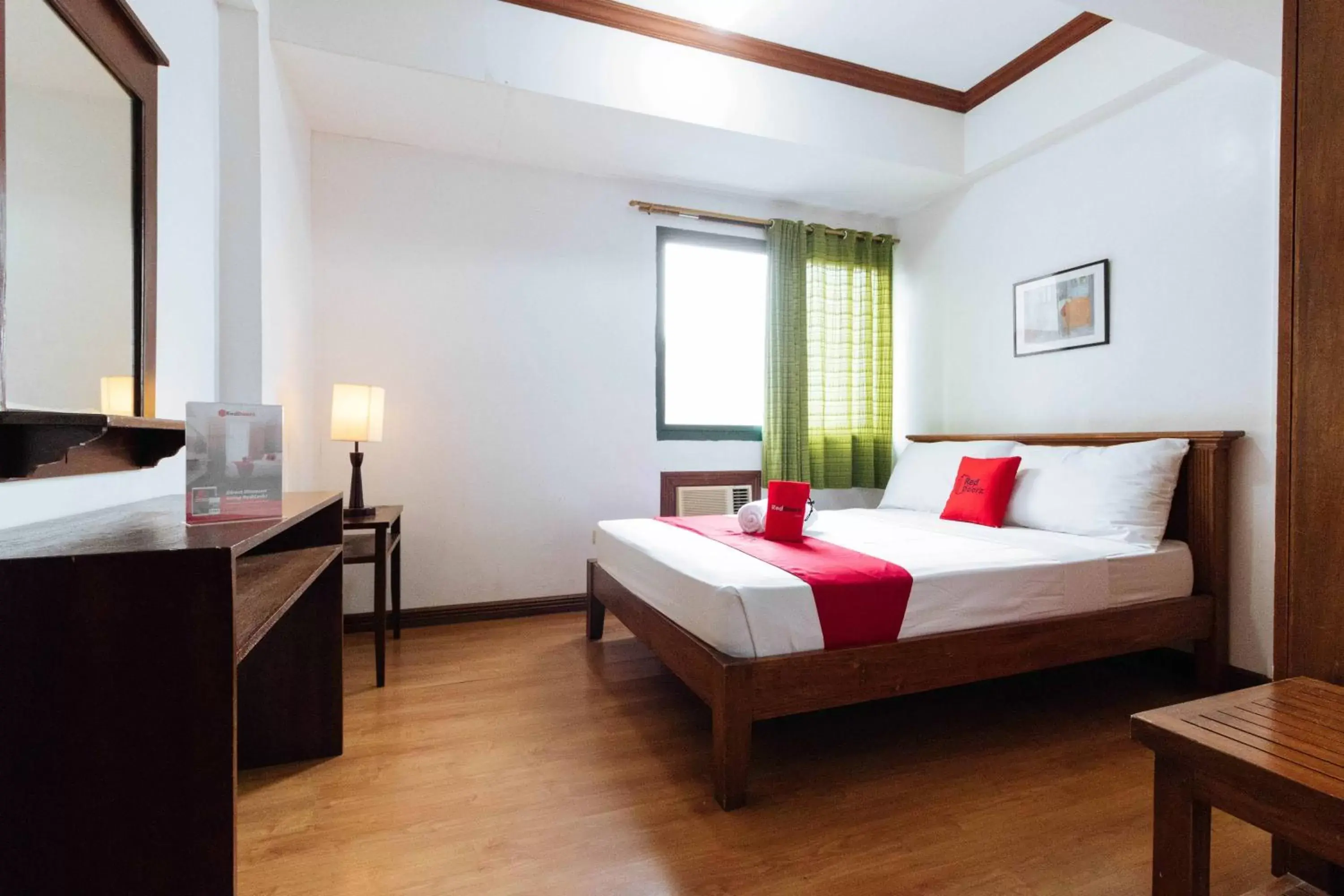 Family Room in RedDoorz @ Moonwalk Paranaque Family Room in RedDoorz @ Moonwalk Paranaque