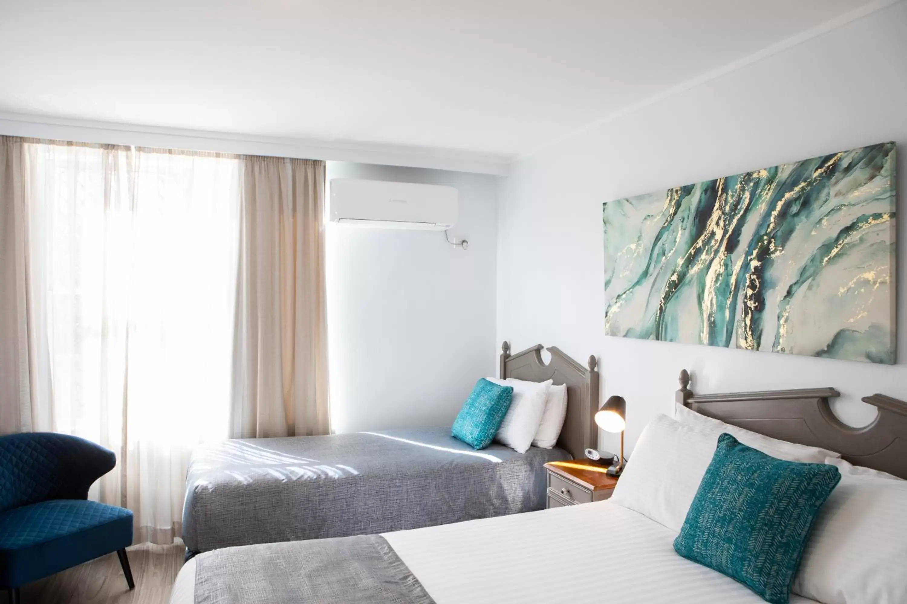 Queen and Single Room in New England Motor Lodge Queen and Single Room in New England Motor Lodge