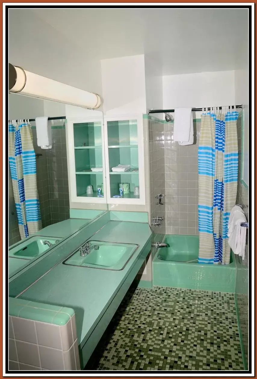 Queen Room in The Cardinal Inn Queen Room in The Cardinal Inn