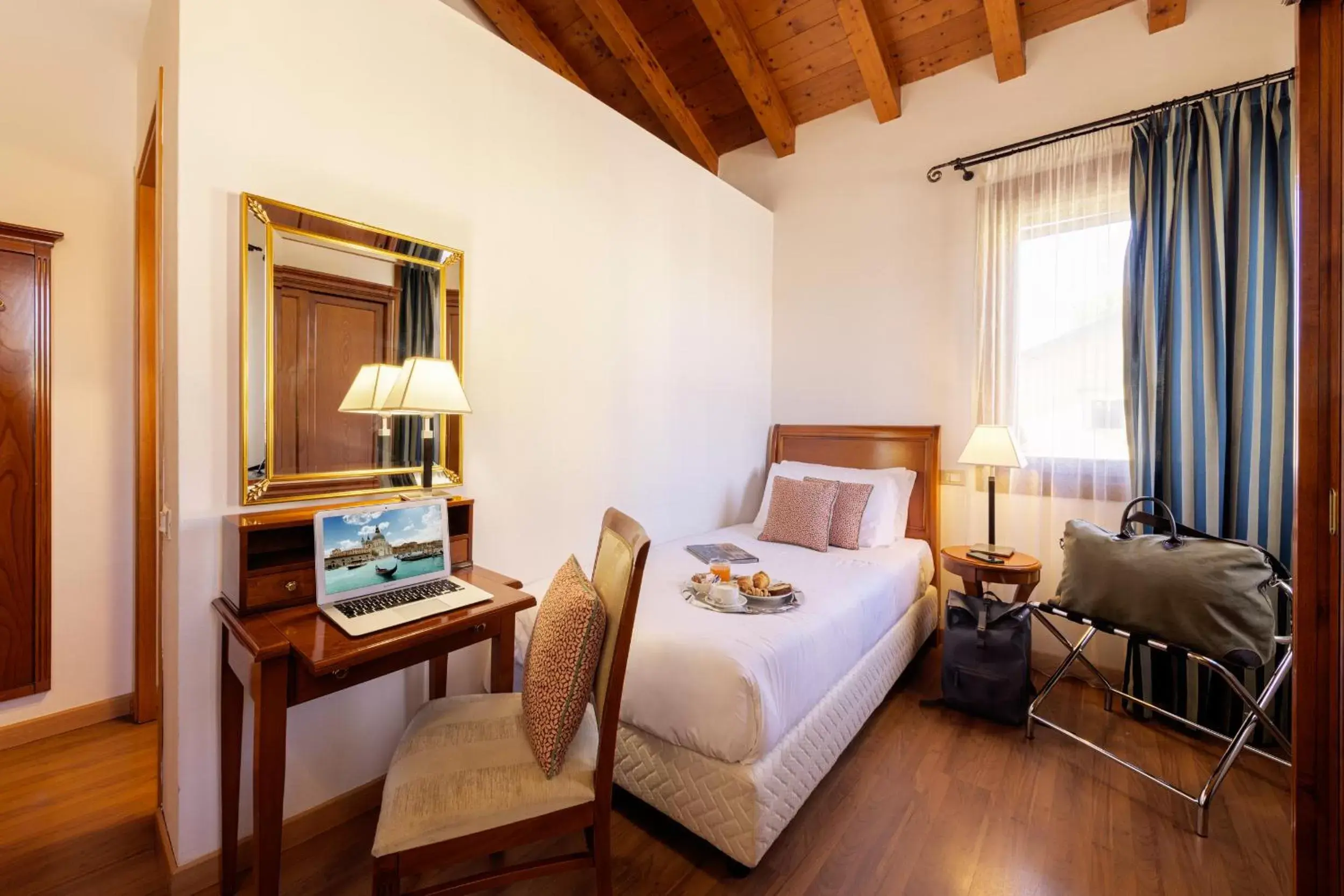 Single Room in Hotel Venice Resort Airport Single Room in Hotel Venice Resort Airport