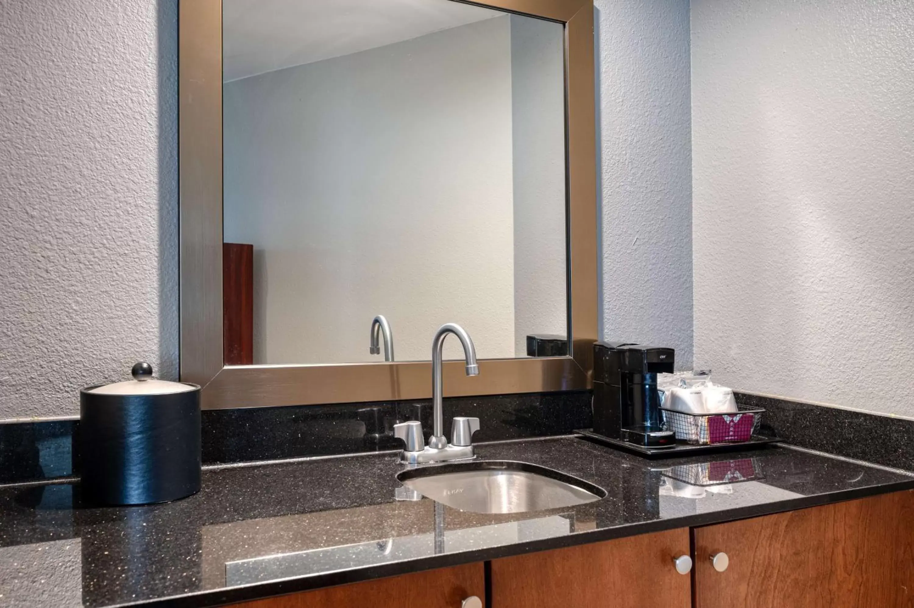 One-Bedroom King Suite - Non-Smoking in Hampton Inn Baltimore/White Marsh One-Bedroom King Suite - Non-Smoking in Hampton Inn Baltimore/White Marsh