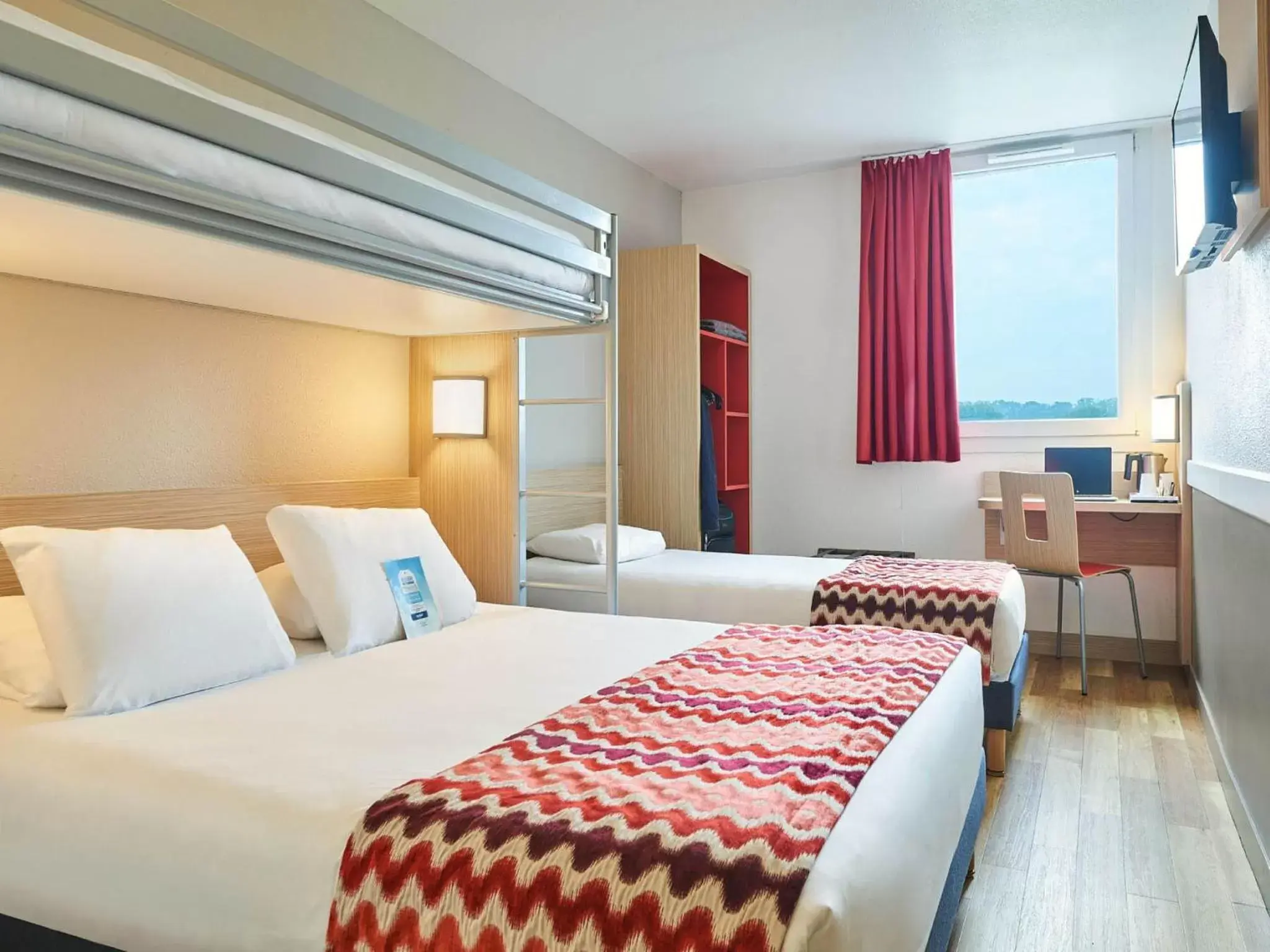 Quadruple 1 Double Bed 2 Single Beds in Kyriad Rouen Sud - Val de Reuil Quadruple 1 Double Bed 2 Single Beds in Kyriad Rouen Sud - Val de Reuil