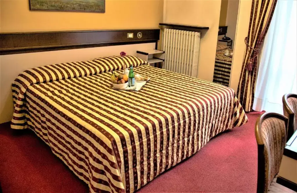 Standard Quadruple Room in Bes Hotel Papa San Pellegrino Terme Standard Quadruple Room in Bes Hotel Papa San Pellegrino Terme