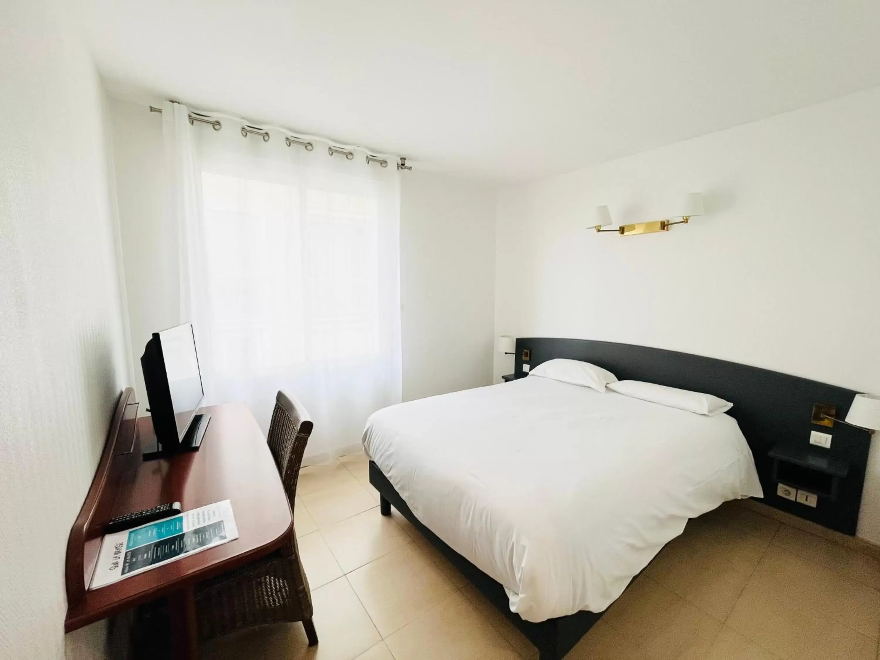 Double Room with Street View in Les Alizes Double Room with Street View in Les Alizes