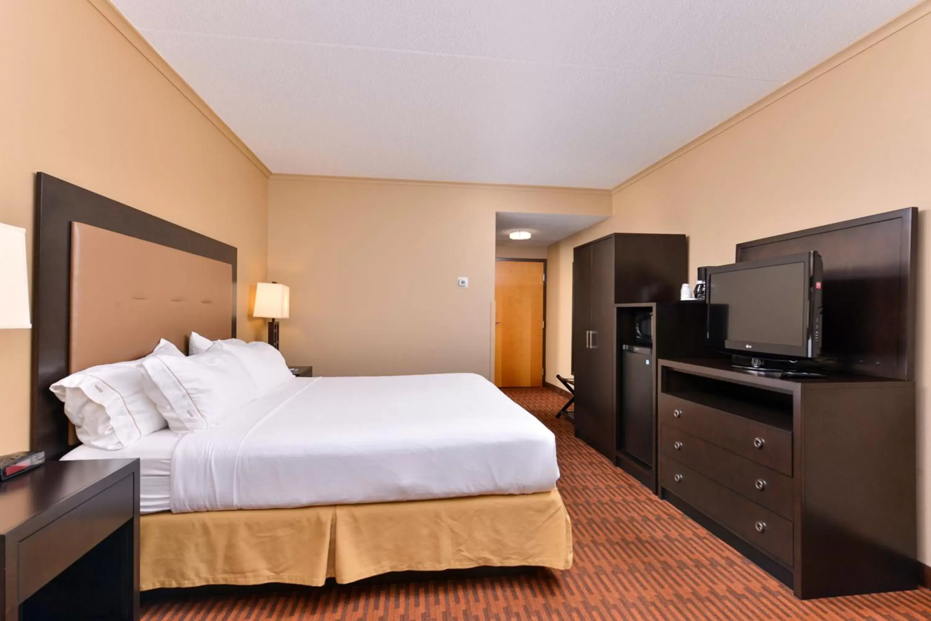 Executive King Room in Holiday Inn Express Breezewood, an IHG Hotel Executive King Room in Holiday Inn Express Breezewood, an IHG Hotel