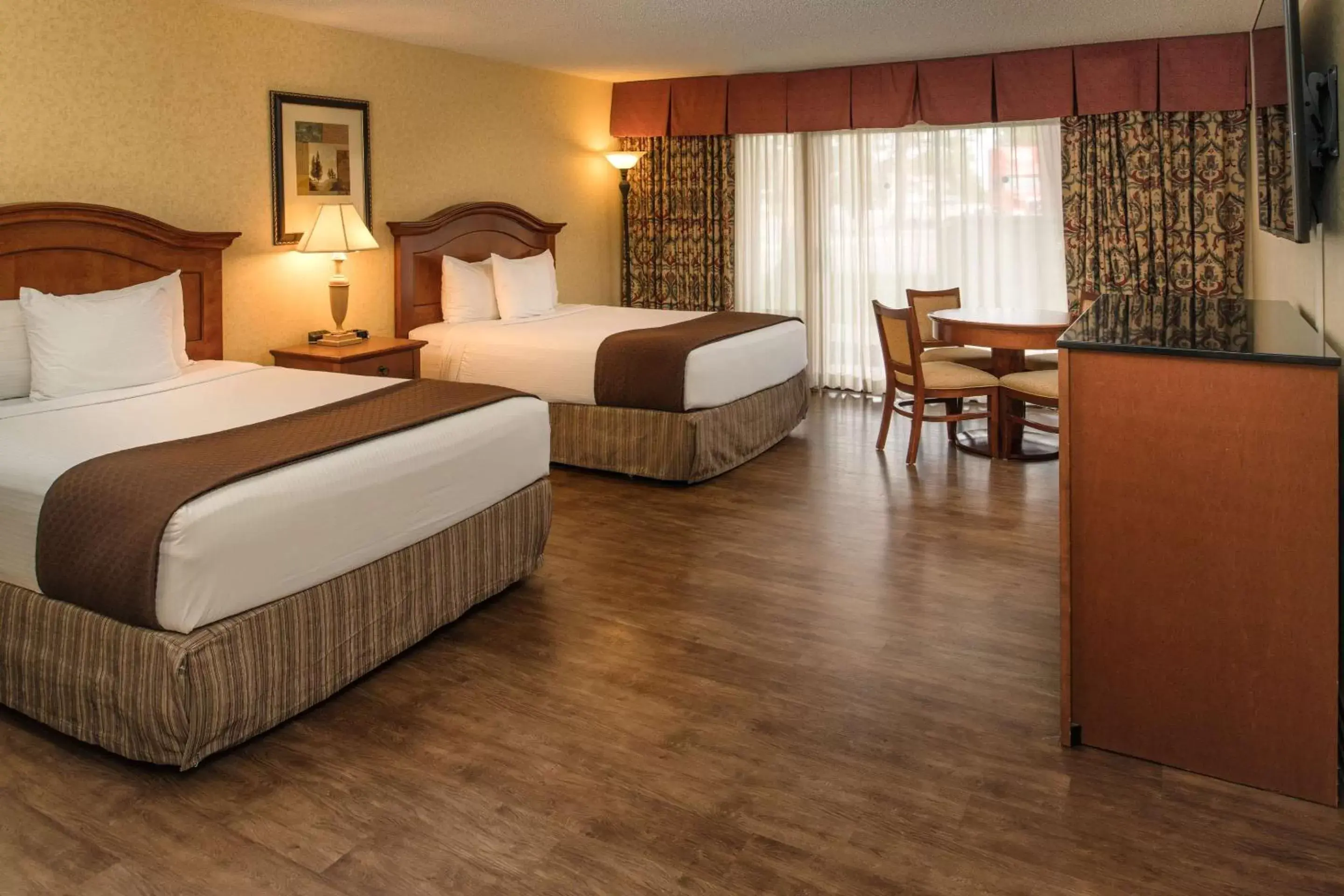 Superior Queen Room with Two Queen Beds in Red Lion Hotel Pasco Airport & Conference Center Superior Queen Room with Two Queen Beds in Red Lion Hotel Pasco Airport & Conference Center