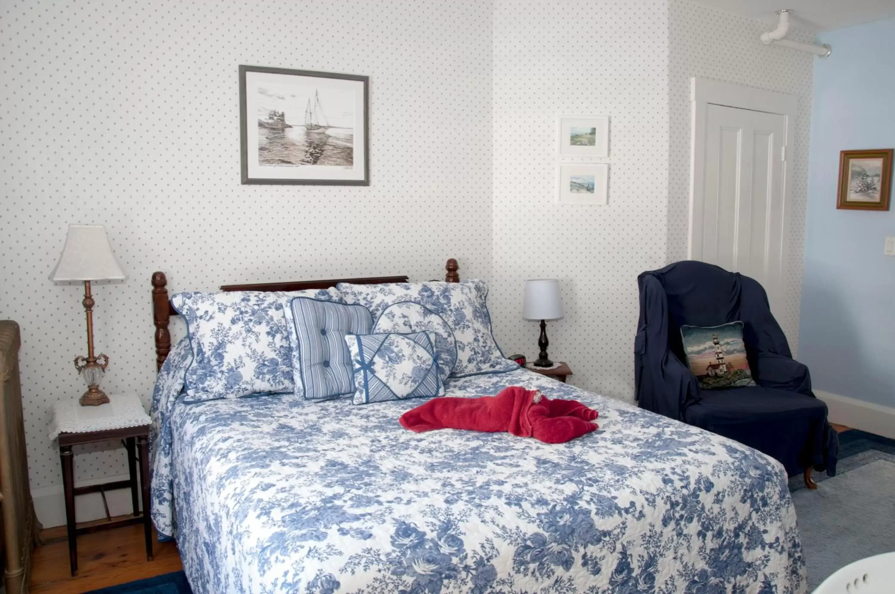 Budget Double Room in Candlebay Inn Budget Double Room in Candlebay Inn