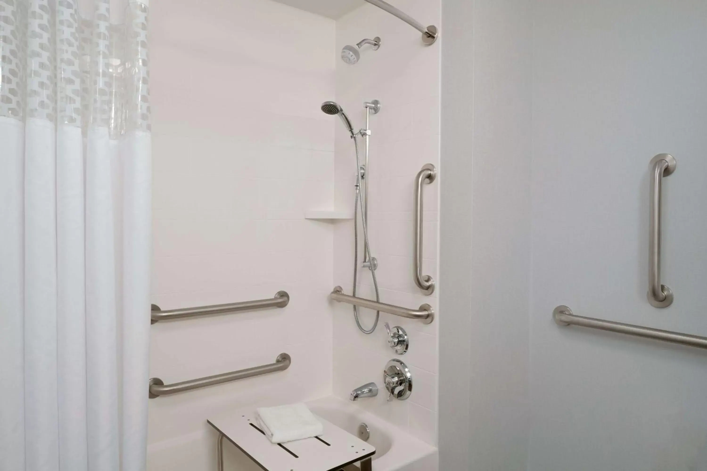 Queen Room - Mobility/Hearing Accessible with Bath Tub - Non-Smoking in Hampton Inn Kanab Queen Room - Mobility/Hearing Accessible with Bath Tub - Non-Smoking in Hampton Inn Kanab
