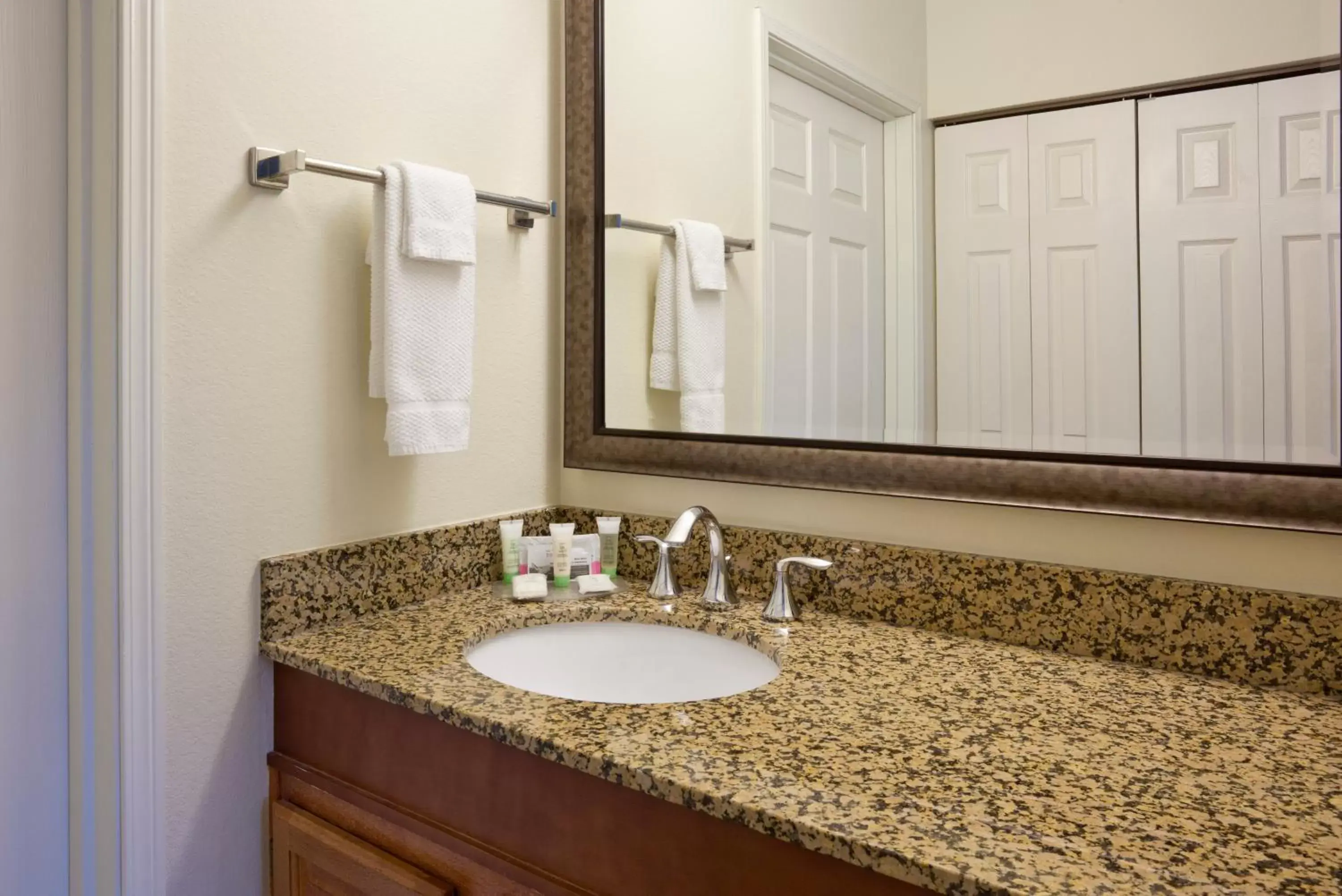 Double Room - Mobility Access with Roll-in Shower in Staybridge Suites Minneapolis-Maple Grove, an IHG Hotel Double Room - Mobility Access with Roll-in Shower in Staybridge Suites Minneapolis-Maple Grove, an IHG Hotel